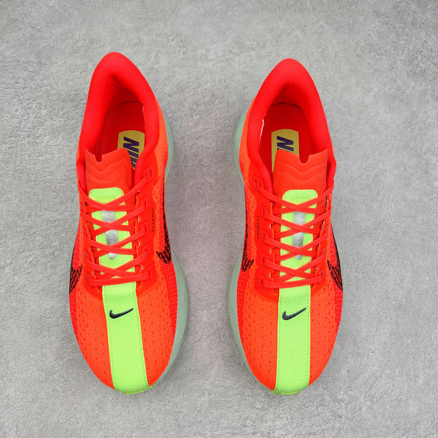 图片[2]-NK Zoom Pegasus Plus 超级飞马涡轮增压马拉松慢跑鞋 FQ7262 在设计上延续了原版鞋款的经典风格，向 Pegasus Turbo 致敬。鞋面采用 Flyknit 材质，巧妙地在不同区域实现紧密与松散的编织结合。标志性的尼龙中部条纹与原版 Turbo 设计呼应。原有的 Flywire 被内部毡织带替代。鞋领的衬垫和鞋跟支撑则为鞋面增添了完善的细节。与以往的 Turbo 型号采用双层泡沫不同，Pegasus Plus 使用了一体式 ZoomX 中底。鞋跟厚度为 35 毫米，前掌为 25 毫米，形成 10 毫米的落差，外底覆盖了大量橡胶，而 ZoomX 外露的部分也十分显眼。尺码：36 36.5 37.5 38 38.5 39 40 40.5 41 42 42.5 43 44 44.5 45-选品中心