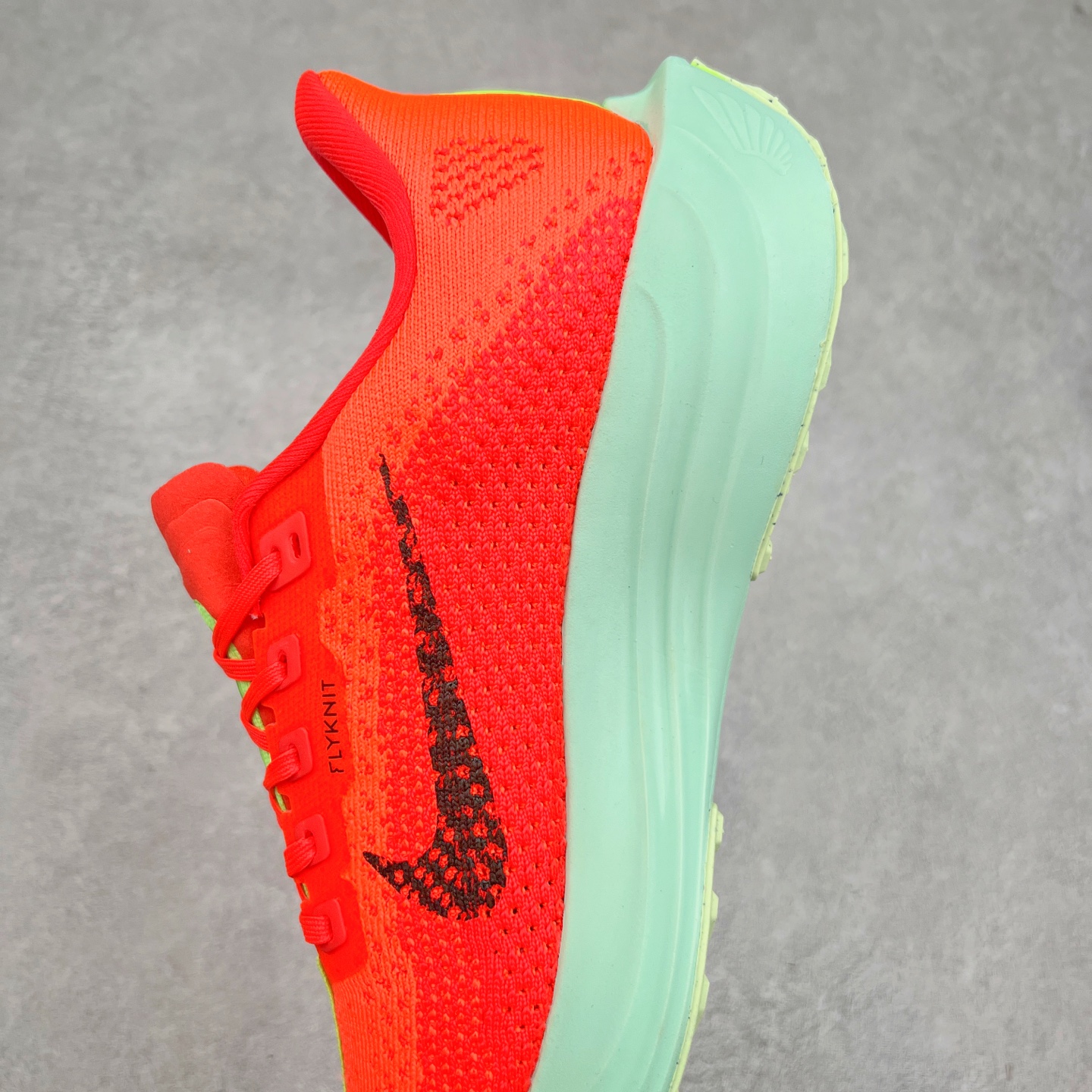 图片[7]-NK Zoom Pegasus Plus 超级飞马涡轮增压马拉松慢跑鞋 FQ7262 在设计上延续了原版鞋款的经典风格，向 Pegasus Turbo 致敬。鞋面采用 Flyknit 材质，巧妙地在不同区域实现紧密与松散的编织结合。标志性的尼龙中部条纹与原版 Turbo 设计呼应。原有的 Flywire 被内部毡织带替代。鞋领的衬垫和鞋跟支撑则为鞋面增添了完善的细节。与以往的 Turbo 型号采用双层泡沫不同，Pegasus Plus 使用了一体式 ZoomX 中底。鞋跟厚度为 35 毫米，前掌为 25 毫米，形成 10 毫米的落差，外底覆盖了大量橡胶，而 ZoomX 外露的部分也十分显眼。尺码：36 36.5 37.5 38 38.5 39 40 40.5 41 42 42.5 43 44 44.5 45-选品中心