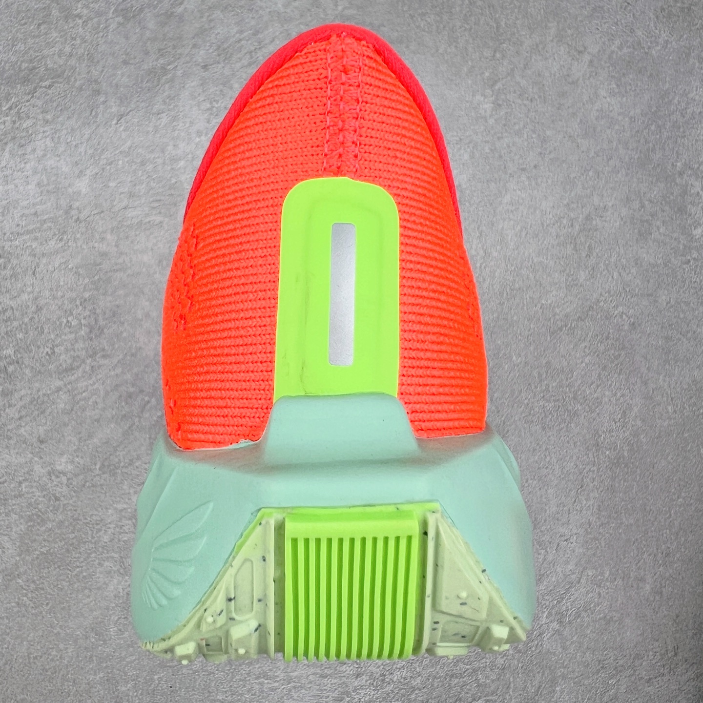 图片[8]-NK Zoom Pegasus Plus 超级飞马涡轮增压马拉松慢跑鞋 FQ7262 在设计上延续了原版鞋款的经典风格，向 Pegasus Turbo 致敬。鞋面采用 Flyknit 材质，巧妙地在不同区域实现紧密与松散的编织结合。标志性的尼龙中部条纹与原版 Turbo 设计呼应。原有的 Flywire 被内部毡织带替代。鞋领的衬垫和鞋跟支撑则为鞋面增添了完善的细节。与以往的 Turbo 型号采用双层泡沫不同，Pegasus Plus 使用了一体式 ZoomX 中底。鞋跟厚度为 35 毫米，前掌为 25 毫米，形成 10 毫米的落差，外底覆盖了大量橡胶，而 ZoomX 外露的部分也十分显眼。尺码：36 36.5 37.5 38 38.5 39 40 40.5 41 42 42.5 43 44 44.5 45-选品中心