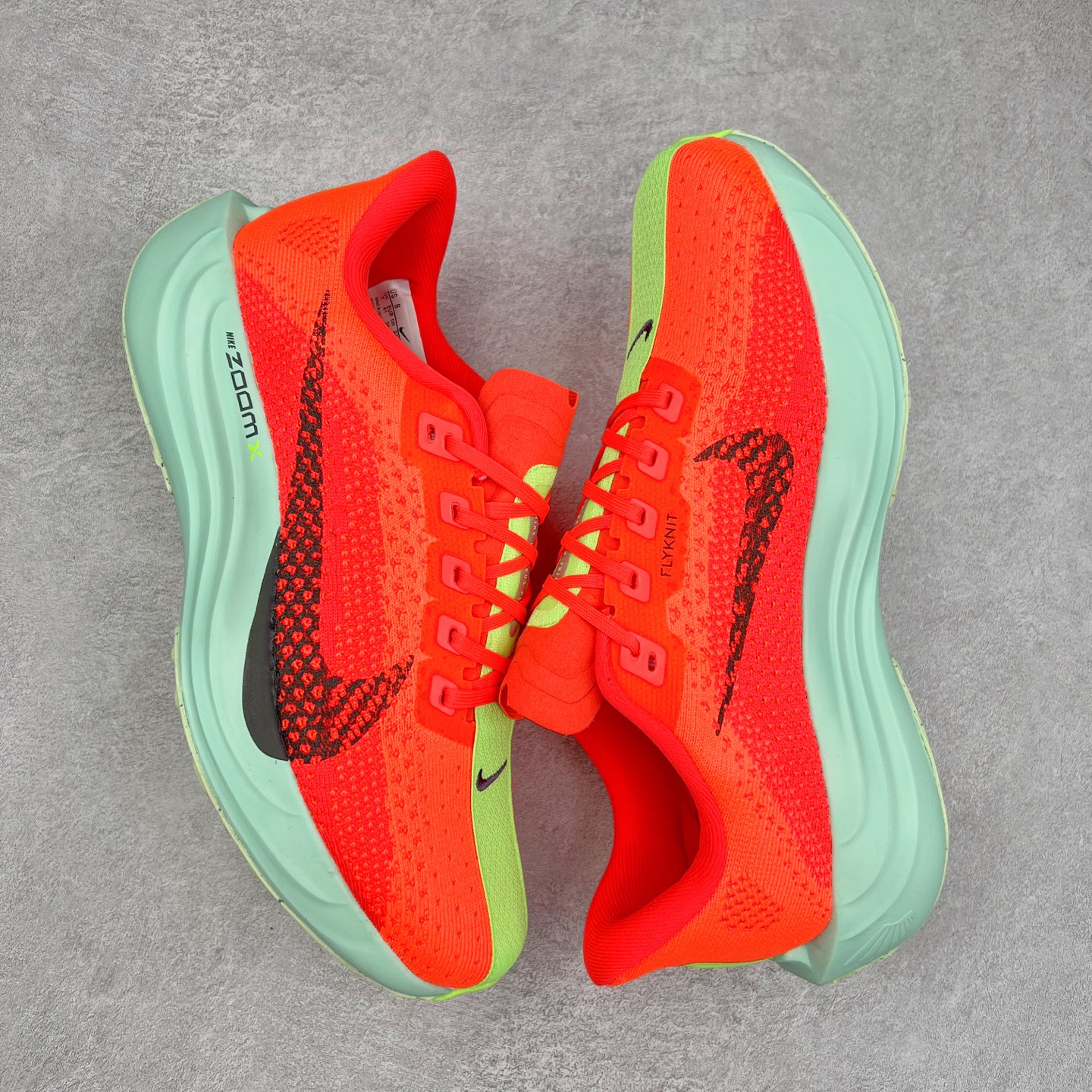 图片[3]-NK Zoom Pegasus Plus 超级飞马涡轮增压马拉松慢跑鞋 FQ7262 在设计上延续了原版鞋款的经典风格，向 Pegasus Turbo 致敬。鞋面采用 Flyknit 材质，巧妙地在不同区域实现紧密与松散的编织结合。标志性的尼龙中部条纹与原版 Turbo 设计呼应。原有的 Flywire 被内部毡织带替代。鞋领的衬垫和鞋跟支撑则为鞋面增添了完善的细节。与以往的 Turbo 型号采用双层泡沫不同，Pegasus Plus 使用了一体式 ZoomX 中底。鞋跟厚度为 35 毫米，前掌为 25 毫米，形成 10 毫米的落差，外底覆盖了大量橡胶，而 ZoomX 外露的部分也十分显眼。尺码：36 36.5 37.5 38 38.5 39 40 40.5 41 42 42.5 43 44 44.5 45-选品中心