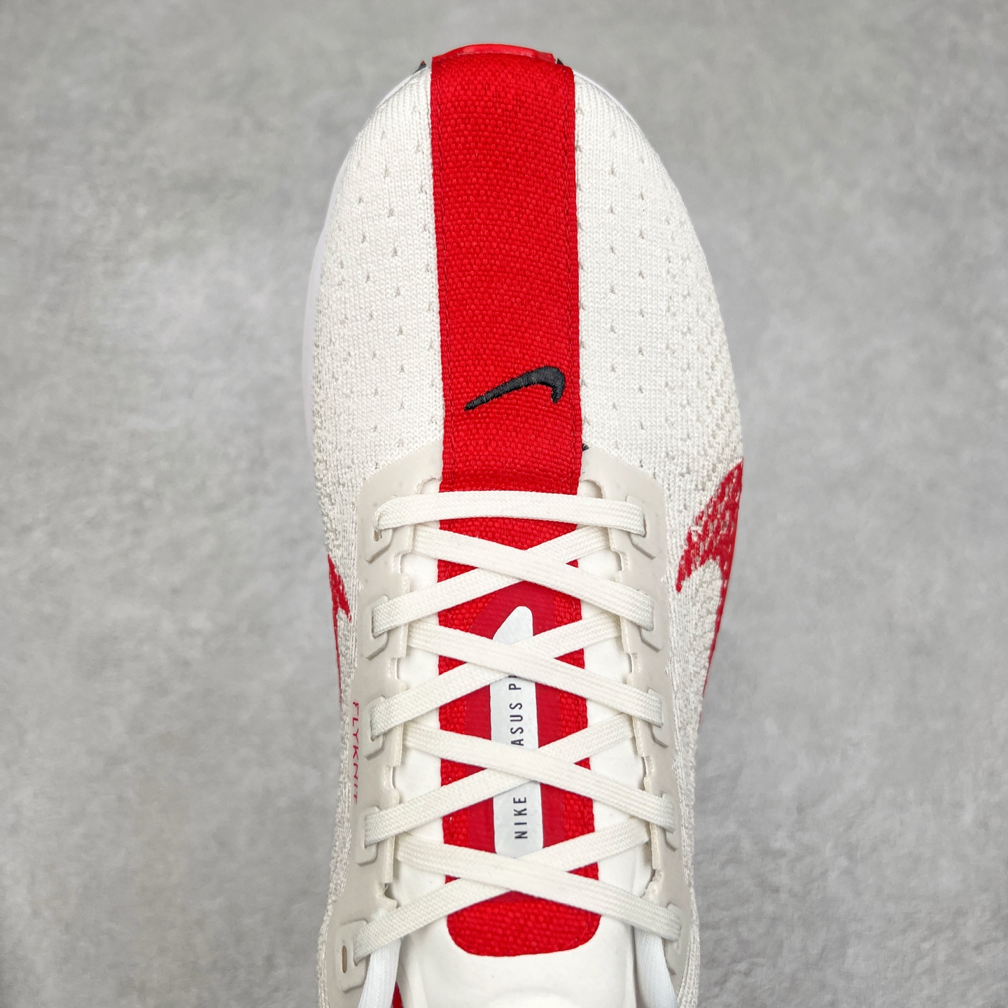 图片[4]-NK Zoom Pegasus Plus 超级飞马涡轮增压马拉松慢跑鞋 FQ7262 在设计上延续了原版鞋款的经典风格，向 Pegasus Turbo 致敬。鞋面采用 Flyknit 材质，巧妙地在不同区域实现紧密与松散的编织结合。标志性的尼龙中部条纹与原版 Turbo 设计呼应。原有的 Flywire 被内部毡织带替代。鞋领的衬垫和鞋跟支撑则为鞋面增添了完善的细节。与以往的 Turbo 型号采用双层泡沫不同，Pegasus Plus 使用了一体式 ZoomX 中底。鞋跟厚度为 35 毫米，前掌为 25 毫米，形成 10 毫米的落差，外底覆盖了大量橡胶，而 ZoomX 外露的部分也十分显眼。尺码：36 36.5 37.5 38 38.5 39 40 40.5 41 42 42.5 43 44 44.5 45-选品中心