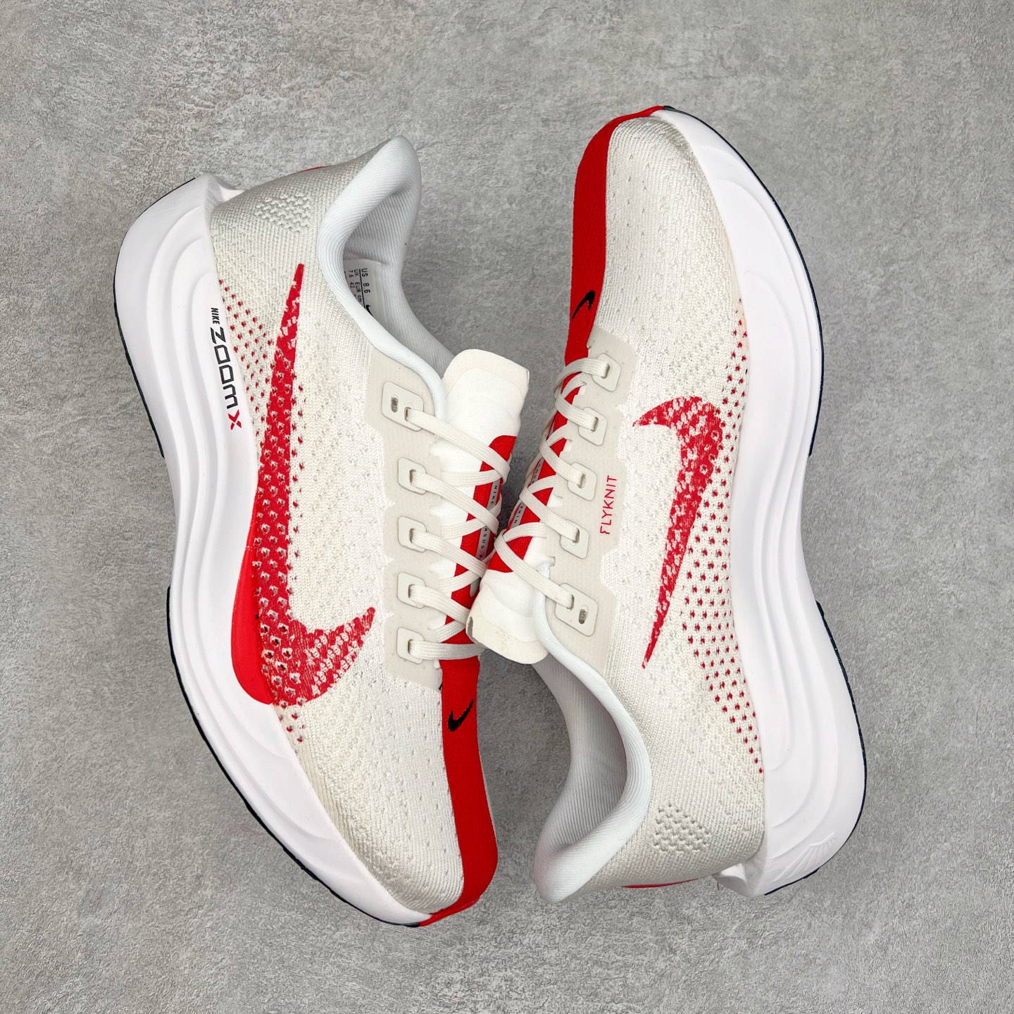 图片[3]-NK Zoom Pegasus Plus 超级飞马涡轮增压马拉松慢跑鞋 FQ7262 在设计上延续了原版鞋款的经典风格，向 Pegasus Turbo 致敬。鞋面采用 Flyknit 材质，巧妙地在不同区域实现紧密与松散的编织结合。标志性的尼龙中部条纹与原版 Turbo 设计呼应。原有的 Flywire 被内部毡织带替代。鞋领的衬垫和鞋跟支撑则为鞋面增添了完善的细节。与以往的 Turbo 型号采用双层泡沫不同，Pegasus Plus 使用了一体式 ZoomX 中底。鞋跟厚度为 35 毫米，前掌为 25 毫米，形成 10 毫米的落差，外底覆盖了大量橡胶，而 ZoomX 外露的部分也十分显眼。尺码：36 36.5 37.5 38 38.5 39 40 40.5 41 42 42.5 43 44 44.5 45-选品中心