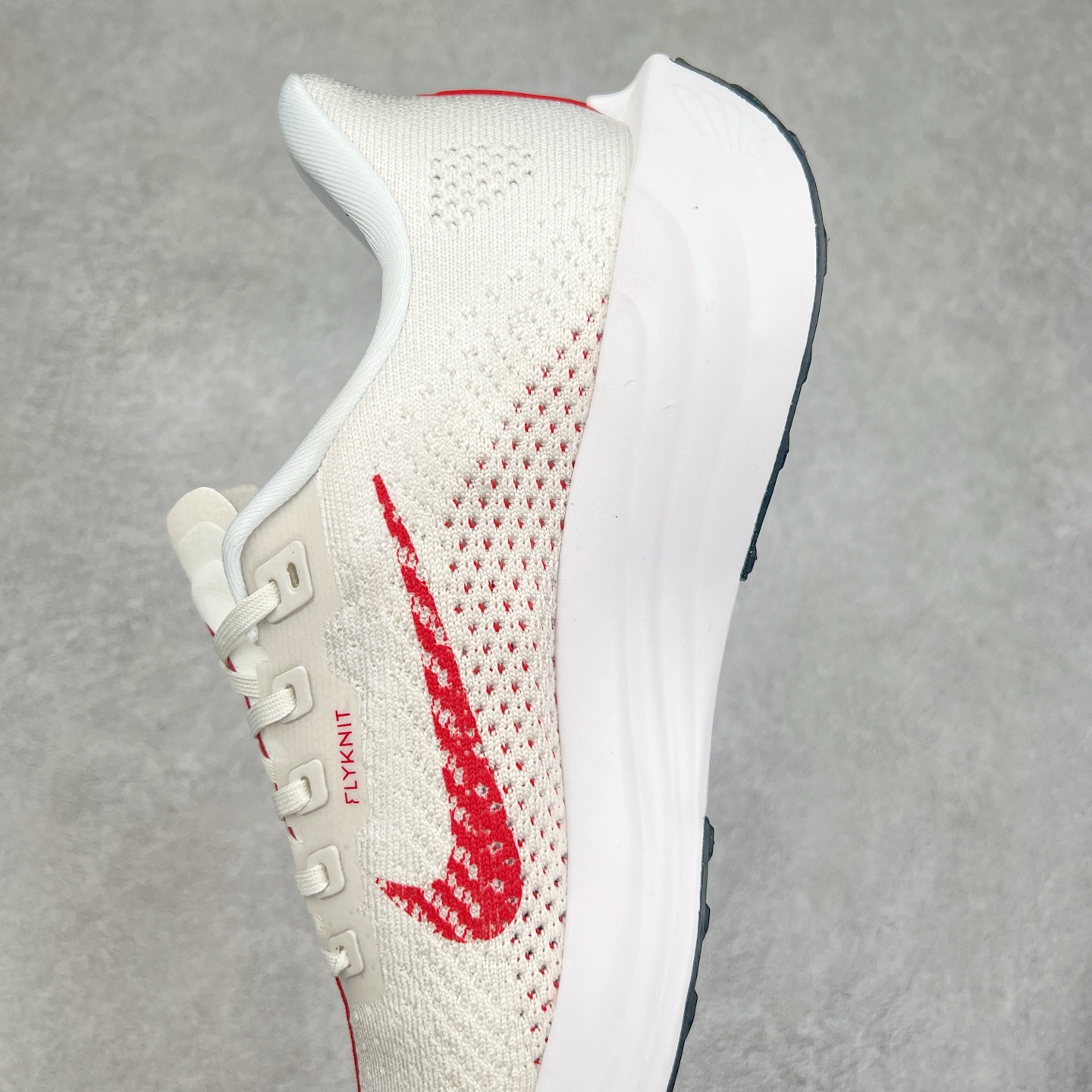 图片[7]-NK Zoom Pegasus Plus 超级飞马涡轮增压马拉松慢跑鞋 FQ7262 在设计上延续了原版鞋款的经典风格，向 Pegasus Turbo 致敬。鞋面采用 Flyknit 材质，巧妙地在不同区域实现紧密与松散的编织结合。标志性的尼龙中部条纹与原版 Turbo 设计呼应。原有的 Flywire 被内部毡织带替代。鞋领的衬垫和鞋跟支撑则为鞋面增添了完善的细节。与以往的 Turbo 型号采用双层泡沫不同，Pegasus Plus 使用了一体式 ZoomX 中底。鞋跟厚度为 35 毫米，前掌为 25 毫米，形成 10 毫米的落差，外底覆盖了大量橡胶，而 ZoomX 外露的部分也十分显眼。尺码：36 36.5 37.5 38 38.5 39 40 40.5 41 42 42.5 43 44 44.5 45-选品中心