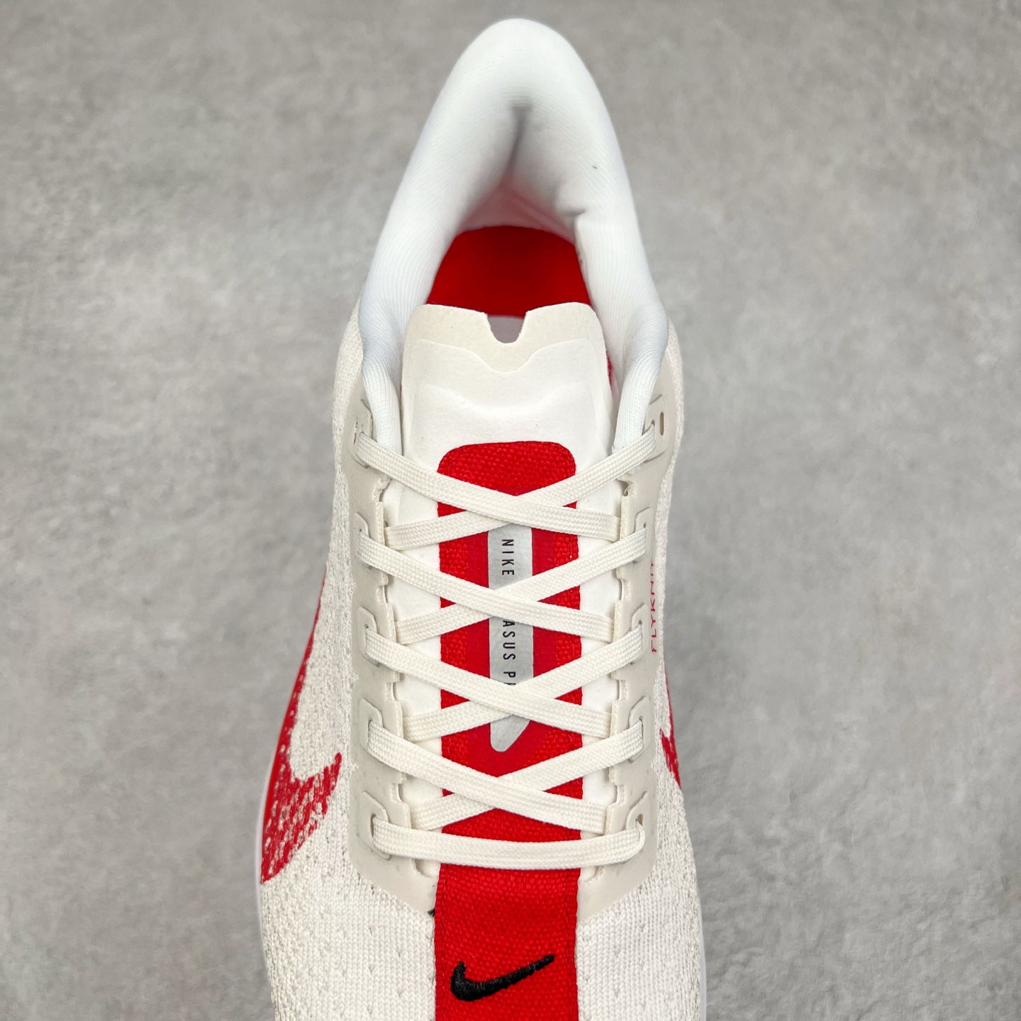 图片[5]-NK Zoom Pegasus Plus 超级飞马涡轮增压马拉松慢跑鞋 FQ7262 在设计上延续了原版鞋款的经典风格，向 Pegasus Turbo 致敬。鞋面采用 Flyknit 材质，巧妙地在不同区域实现紧密与松散的编织结合。标志性的尼龙中部条纹与原版 Turbo 设计呼应。原有的 Flywire 被内部毡织带替代。鞋领的衬垫和鞋跟支撑则为鞋面增添了完善的细节。与以往的 Turbo 型号采用双层泡沫不同，Pegasus Plus 使用了一体式 ZoomX 中底。鞋跟厚度为 35 毫米，前掌为 25 毫米，形成 10 毫米的落差，外底覆盖了大量橡胶，而 ZoomX 外露的部分也十分显眼。尺码：36 36.5 37.5 38 38.5 39 40 40.5 41 42 42.5 43 44 44.5 45-选品中心