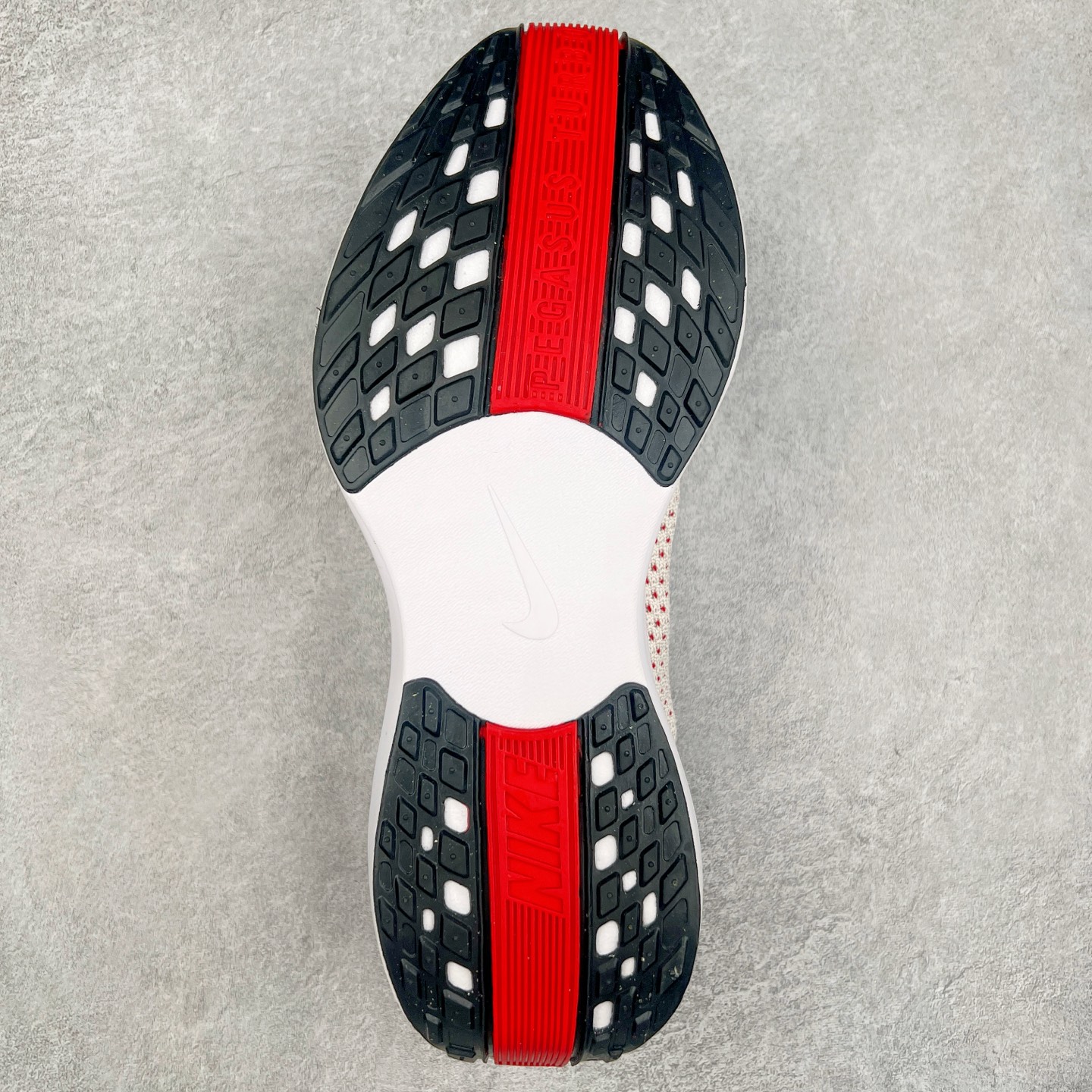 图片[9]-NK Zoom Pegasus Plus 超级飞马涡轮增压马拉松慢跑鞋 FQ7262 在设计上延续了原版鞋款的经典风格，向 Pegasus Turbo 致敬。鞋面采用 Flyknit 材质，巧妙地在不同区域实现紧密与松散的编织结合。标志性的尼龙中部条纹与原版 Turbo 设计呼应。原有的 Flywire 被内部毡织带替代。鞋领的衬垫和鞋跟支撑则为鞋面增添了完善的细节。与以往的 Turbo 型号采用双层泡沫不同，Pegasus Plus 使用了一体式 ZoomX 中底。鞋跟厚度为 35 毫米，前掌为 25 毫米，形成 10 毫米的落差，外底覆盖了大量橡胶，而 ZoomX 外露的部分也十分显眼。尺码：36 36.5 37.5 38 38.5 39 40 40.5 41 42 42.5 43 44 44.5 45-选品中心