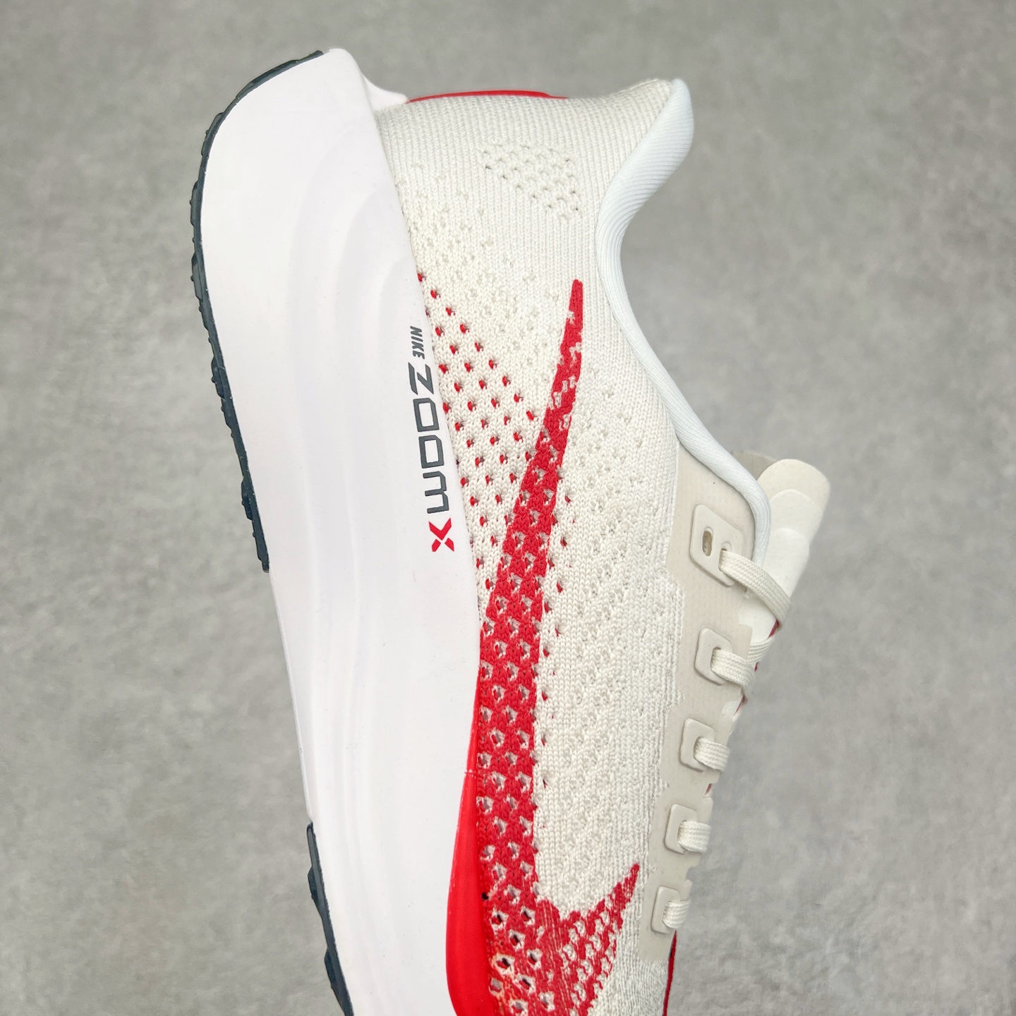 图片[6]-NK Zoom Pegasus Plus 超级飞马涡轮增压马拉松慢跑鞋 FQ7262 在设计上延续了原版鞋款的经典风格，向 Pegasus Turbo 致敬。鞋面采用 Flyknit 材质，巧妙地在不同区域实现紧密与松散的编织结合。标志性的尼龙中部条纹与原版 Turbo 设计呼应。原有的 Flywire 被内部毡织带替代。鞋领的衬垫和鞋跟支撑则为鞋面增添了完善的细节。与以往的 Turbo 型号采用双层泡沫不同，Pegasus Plus 使用了一体式 ZoomX 中底。鞋跟厚度为 35 毫米，前掌为 25 毫米，形成 10 毫米的落差，外底覆盖了大量橡胶，而 ZoomX 外露的部分也十分显眼。尺码：36 36.5 37.5 38 38.5 39 40 40.5 41 42 42.5 43 44 44.5 45-选品中心