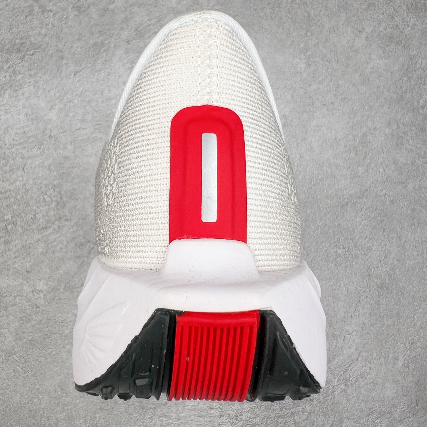 图片[8]-NK Zoom Pegasus Plus 超级飞马涡轮增压马拉松慢跑鞋 FQ7262 在设计上延续了原版鞋款的经典风格，向 Pegasus Turbo 致敬。鞋面采用 Flyknit 材质，巧妙地在不同区域实现紧密与松散的编织结合。标志性的尼龙中部条纹与原版 Turbo 设计呼应。原有的 Flywire 被内部毡织带替代。鞋领的衬垫和鞋跟支撑则为鞋面增添了完善的细节。与以往的 Turbo 型号采用双层泡沫不同，Pegasus Plus 使用了一体式 ZoomX 中底。鞋跟厚度为 35 毫米，前掌为 25 毫米，形成 10 毫米的落差，外底覆盖了大量橡胶，而 ZoomX 外露的部分也十分显眼。尺码：36 36.5 37.5 38 38.5 39 40 40.5 41 42 42.5 43 44 44.5 45-选品中心