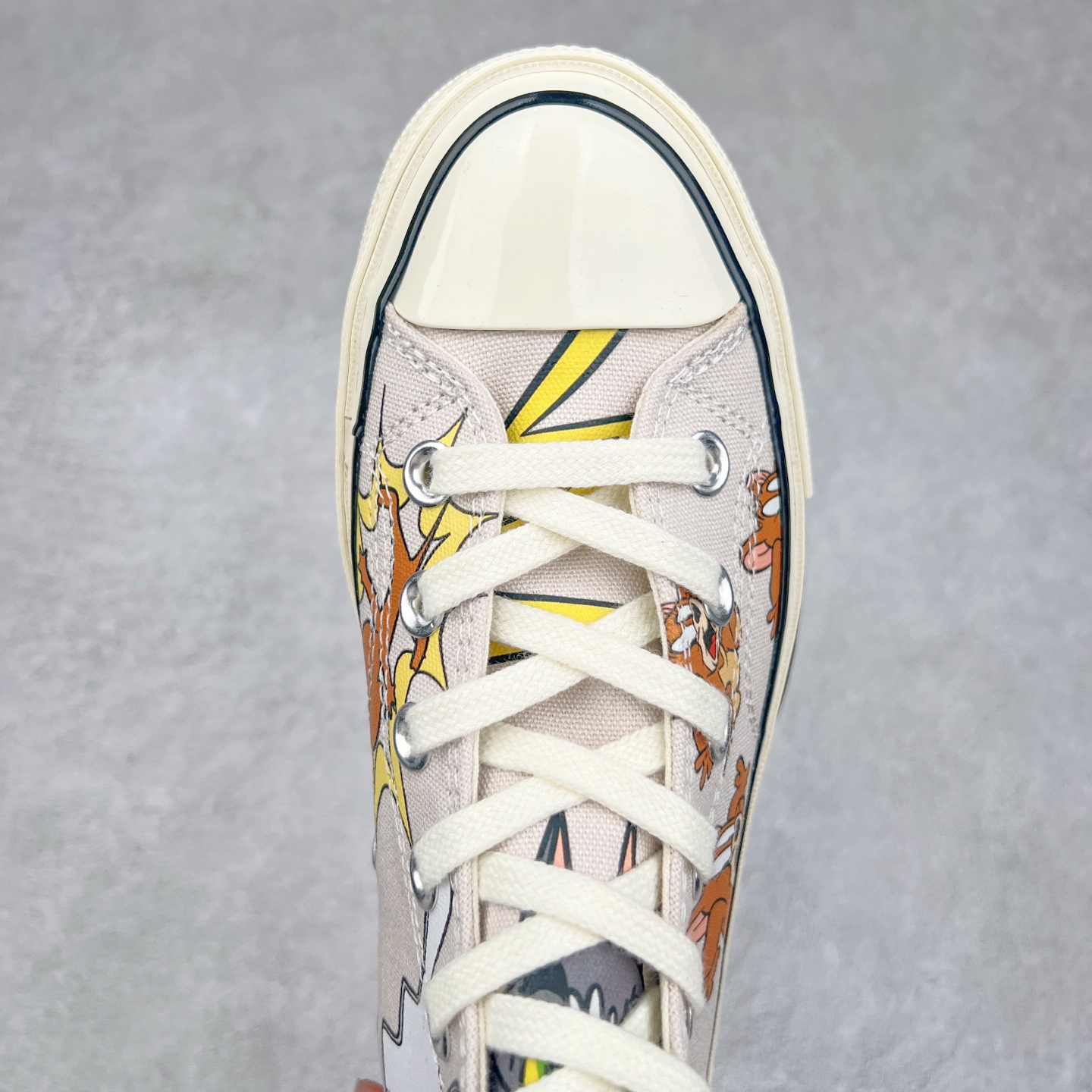 图片[4]-Converse x Tom and Jerry 匡威官方 猫和老鼠联名款 猫和老鼠85周年之际 与匡威再度携手 踏上怀旧之旅 全新联名登场 以猫和老鼠故事为灵感 经典1970s鞋型搭配鞋身动漫印花 经典动画片段 上演猫鼠追逐搞怪场景 挑动了全年龄段的DNA 童年回忆拉满 货号：A15111C 尺码：35 36 36.5 37 37.5 38 39 39.5 40 41 41.5 42 42.5 43 44-选品中心