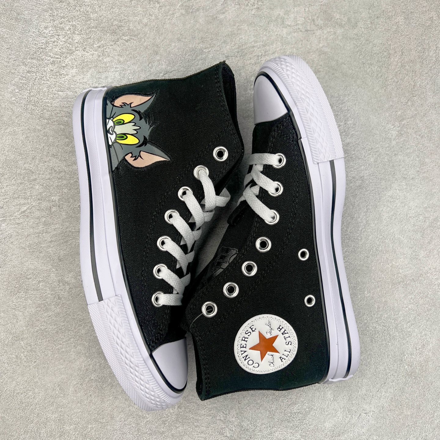 图片[3]-Tom and Jerry x Converse Chuck Taylor 匡威官方 猫和老鼠联名款 猫和老鼠85周年之际 与匡威再度携手 踏上怀旧之旅 全新联名登场 以猫和老鼠故事为灵感 古早All Star 鞋型搭配经典动漫印花 上演猫鼠追逐搞怪场景 挑动了全年龄段的DNA 童年回忆拉满 货号：A15113C 黑色 货号：A15112C 白色 尺码：35 36 36.5 37 37.5 38 39 39.5 40 41 41.5 42 42.5 43 44-选品中心
