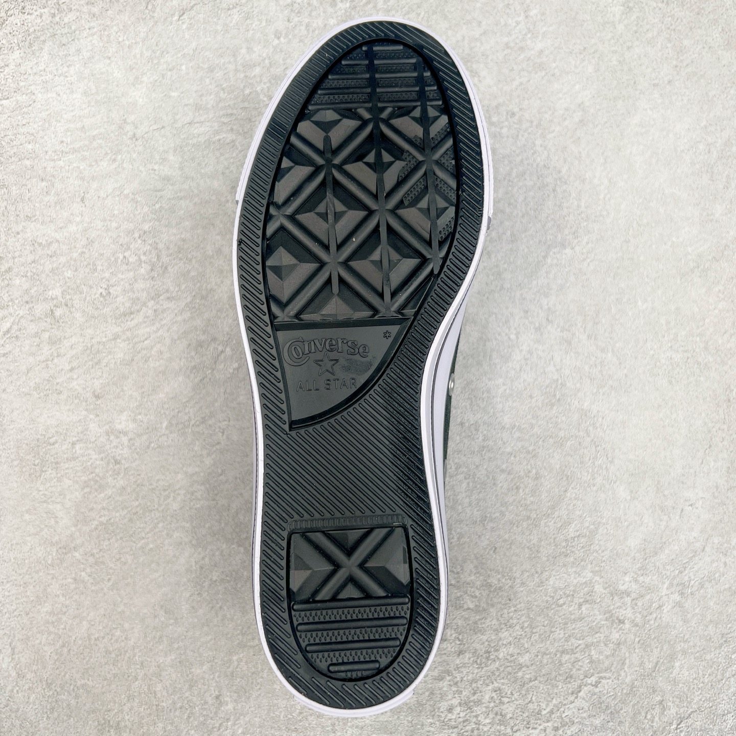 图片[9]-Tom and Jerry x Converse Chuck Taylor 匡威官方 猫和老鼠联名款 猫和老鼠85周年之际 与匡威再度携手 踏上怀旧之旅 全新联名登场 以猫和老鼠故事为灵感 古早All Star 鞋型搭配经典动漫印花 上演猫鼠追逐搞怪场景 挑动了全年龄段的DNA 童年回忆拉满 货号：A15113C 黑色 货号：A15112C 白色 尺码：35 36 36.5 37 37.5 38 39 39.5 40 41 41.5 42 42.5 43 44-选品中心