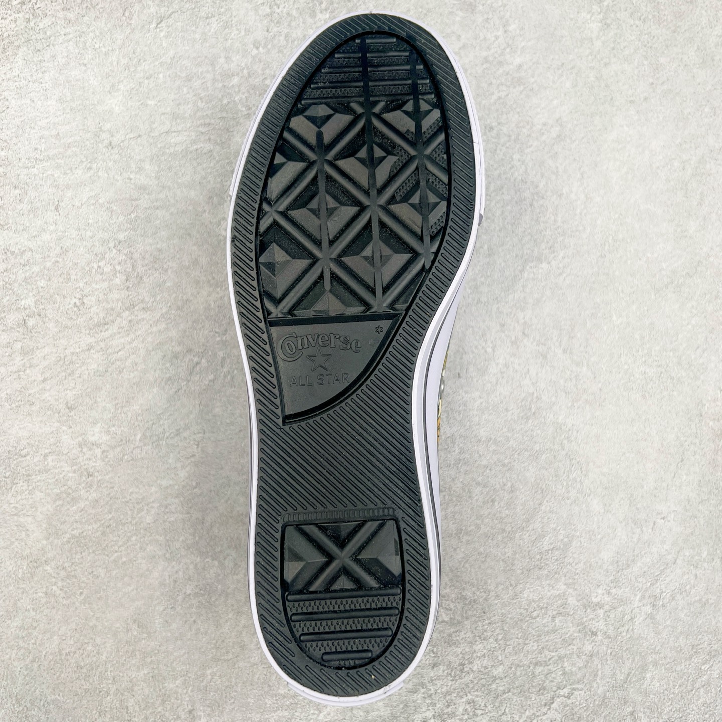 图片[9]-Tom and Jerry x Converse Chuck Taylor 匡威官方 猫和老鼠联名款 猫和老鼠85周年之际 与匡威再度携手 踏上怀旧之旅 全新联名登场 以猫和老鼠故事为灵感 古早All Star 鞋型搭配经典动漫印花 上演猫鼠追逐搞怪场景 挑动了全年龄段的DNA 童年回忆拉满 货号：A15113C 黑色 货号：A15112C 白色 尺码：35 36 36.5 37 37.5 38 39 39.5 40 41 41.5 42 42.5 43 44-选品中心