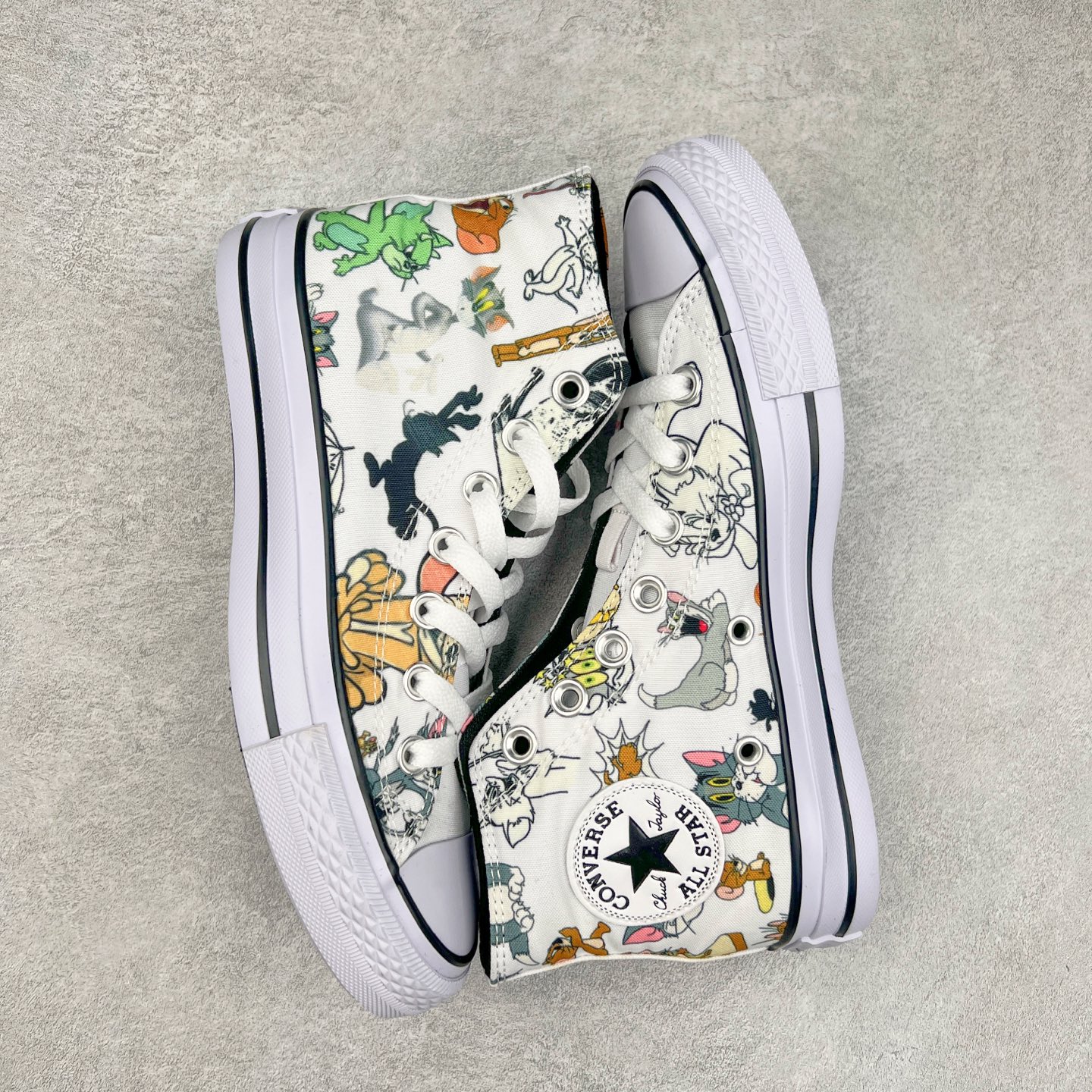 图片[3]-Tom and Jerry x Converse Chuck Taylor 匡威官方 猫和老鼠联名款 猫和老鼠85周年之际 与匡威再度携手 踏上怀旧之旅 全新联名登场 以猫和老鼠故事为灵感 古早All Star 鞋型搭配经典动漫印花 上演猫鼠追逐搞怪场景 挑动了全年龄段的DNA 童年回忆拉满 货号：A15113C 黑色 货号：A15112C 白色 尺码：35 36 36.5 37 37.5 38 39 39.5 40 41 41.5 42 42.5 43 44-选品中心