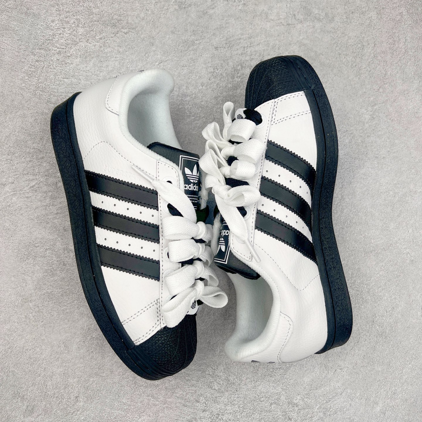 图片[3]-AD Originals Superstar 经典复古贝壳头板鞋 JI0124 诞生于1969年 是第一双将全皮面鞋 身与橡胶鞋头结合在一起的低帮篮球鞋 Superstar最开始 是作为高帮篮球鞋Pro Model的低帮版本而出现的 但因为其独特和醒目的橡胶鞋头造型而让大家熟知 被大家形象地称为\\\”shelltoe\\\”贝壳头 在70年代的美国职业篮球场上 接近3/4的NBA球员都将这双Superstar作为场上用鞋 80年代之后 经过不断的改良和发展 Superstar逐渐成为横跨时装、音乐、街头文化、休闲和运动等各大领域的时尚潮鞋 尺码：36 36.5 37 38 38.5 39 40 40.5 41 42 42.5 43 44 44.5 45-选品中心