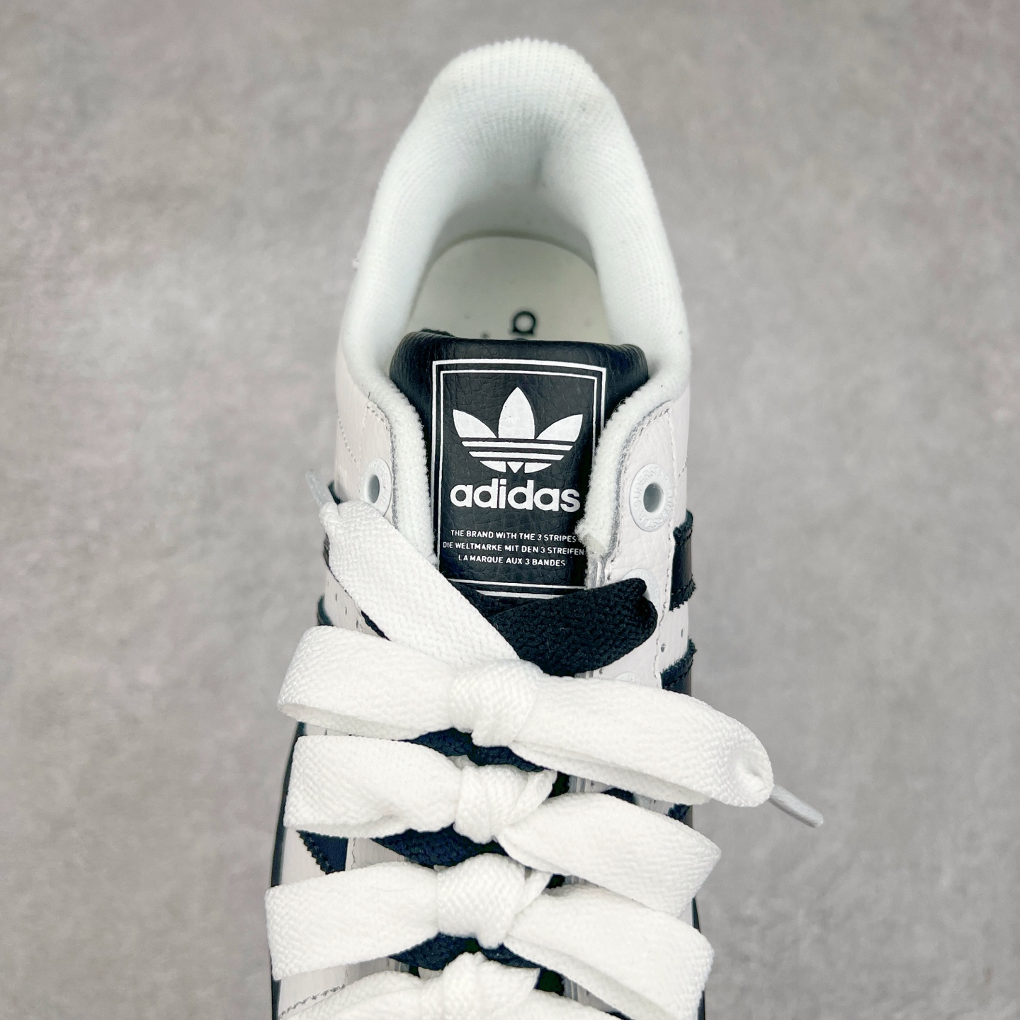 图片[5]-AD Originals Superstar 经典复古贝壳头板鞋 JI0124 诞生于1969年 是第一双将全皮面鞋 身与橡胶鞋头结合在一起的低帮篮球鞋 Superstar最开始 是作为高帮篮球鞋Pro Model的低帮版本而出现的 但因为其独特和醒目的橡胶鞋头造型而让大家熟知 被大家形象地称为\\\”shelltoe\\\”贝壳头 在70年代的美国职业篮球场上 接近3/4的NBA球员都将这双Superstar作为场上用鞋 80年代之后 经过不断的改良和发展 Superstar逐渐成为横跨时装、音乐、街头文化、休闲和运动等各大领域的时尚潮鞋 尺码：36 36.5 37 38 38.5 39 40 40.5 41 42 42.5 43 44 44.5 45-选品中心