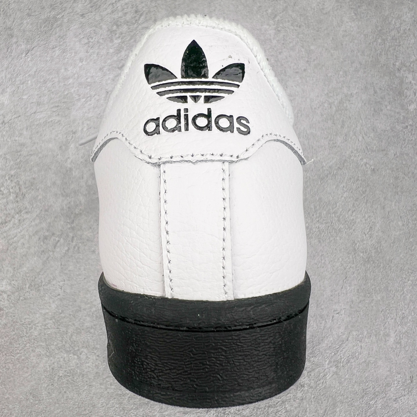 图片[8]-AD Originals Superstar 经典复古贝壳头板鞋 JI0124 诞生于1969年 是第一双将全皮面鞋 身与橡胶鞋头结合在一起的低帮篮球鞋 Superstar最开始 是作为高帮篮球鞋Pro Model的低帮版本而出现的 但因为其独特和醒目的橡胶鞋头造型而让大家熟知 被大家形象地称为\\\”shelltoe\\\”贝壳头 在70年代的美国职业篮球场上 接近3/4的NBA球员都将这双Superstar作为场上用鞋 80年代之后 经过不断的改良和发展 Superstar逐渐成为横跨时装、音乐、街头文化、休闲和运动等各大领域的时尚潮鞋 尺码：36 36.5 37 38 38.5 39 40 40.5 41 42 42.5 43 44 44.5 45-选品中心