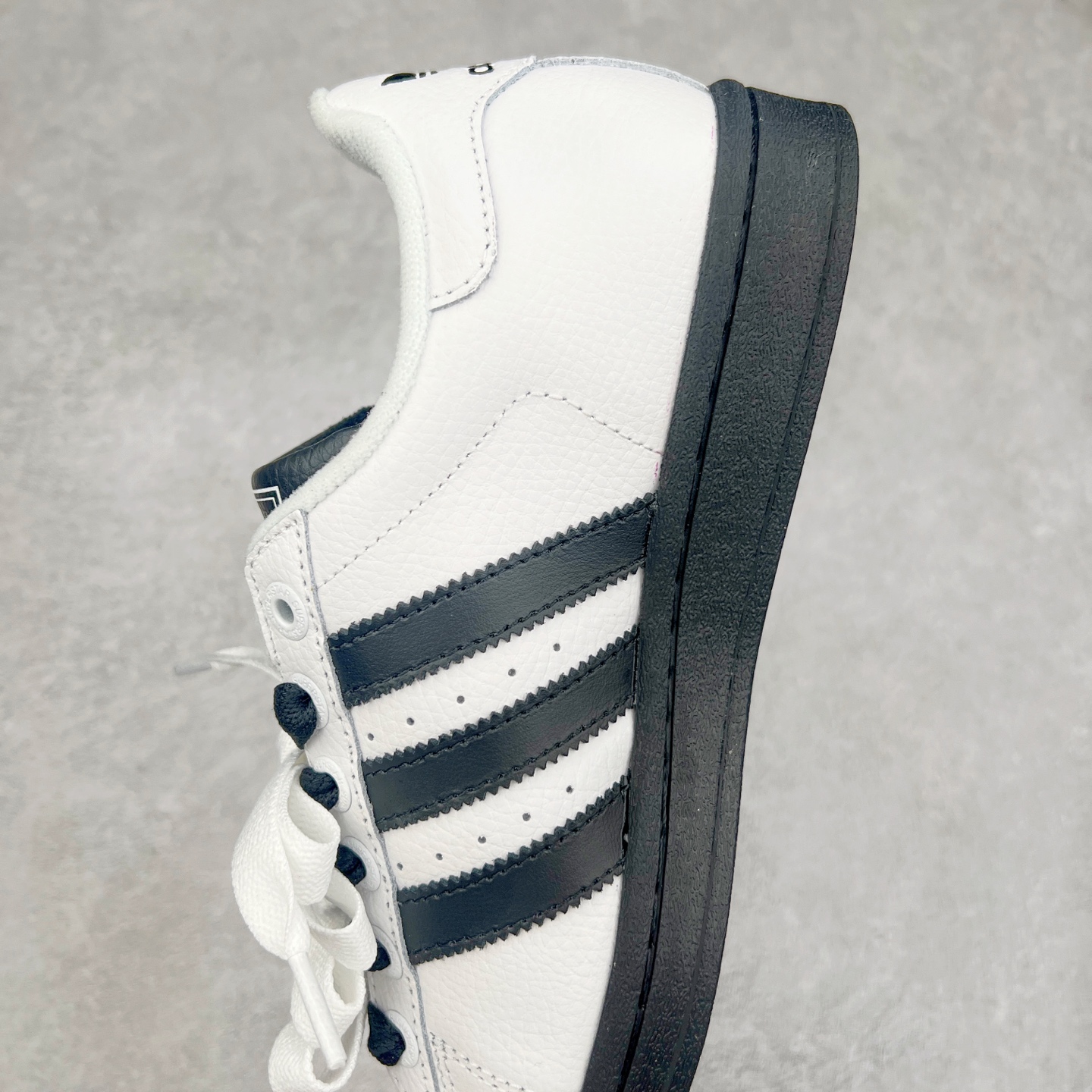 图片[7]-AD Originals Superstar 经典复古贝壳头板鞋 JI0124 诞生于1969年 是第一双将全皮面鞋 身与橡胶鞋头结合在一起的低帮篮球鞋 Superstar最开始 是作为高帮篮球鞋Pro Model的低帮版本而出现的 但因为其独特和醒目的橡胶鞋头造型而让大家熟知 被大家形象地称为\\\”shelltoe\\\”贝壳头 在70年代的美国职业篮球场上 接近3/4的NBA球员都将这双Superstar作为场上用鞋 80年代之后 经过不断的改良和发展 Superstar逐渐成为横跨时装、音乐、街头文化、休闲和运动等各大领域的时尚潮鞋 尺码：36 36.5 37 38 38.5 39 40 40.5 41 42 42.5 43 44 44.5 45-选品中心