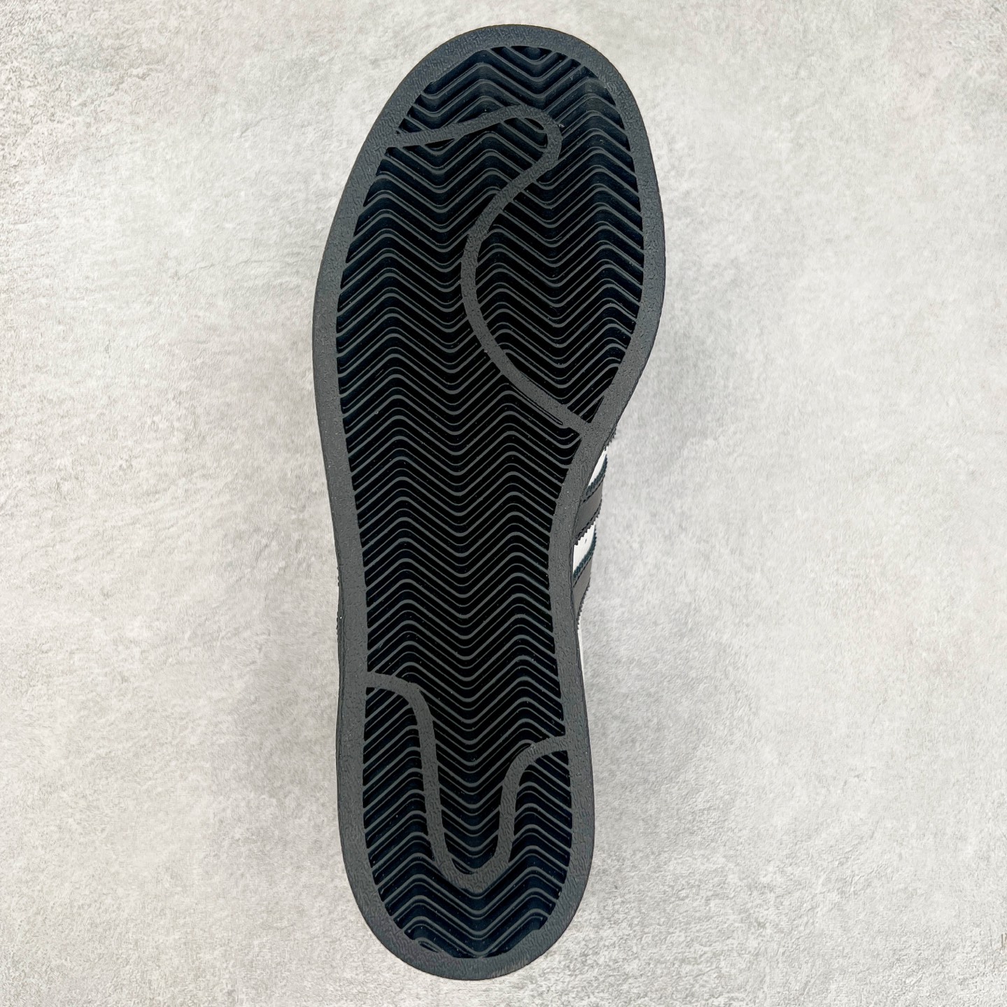 图片[9]-AD Originals Superstar 经典复古贝壳头板鞋 JI0124 诞生于1969年 是第一双将全皮面鞋 身与橡胶鞋头结合在一起的低帮篮球鞋 Superstar最开始 是作为高帮篮球鞋Pro Model的低帮版本而出现的 但因为其独特和醒目的橡胶鞋头造型而让大家熟知 被大家形象地称为\\\”shelltoe\\\”贝壳头 在70年代的美国职业篮球场上 接近3/4的NBA球员都将这双Superstar作为场上用鞋 80年代之后 经过不断的改良和发展 Superstar逐渐成为横跨时装、音乐、街头文化、休闲和运动等各大领域的时尚潮鞋 尺码：36 36.5 37 38 38.5 39 40 40.5 41 42 42.5 43 44 44.5 45-选品中心