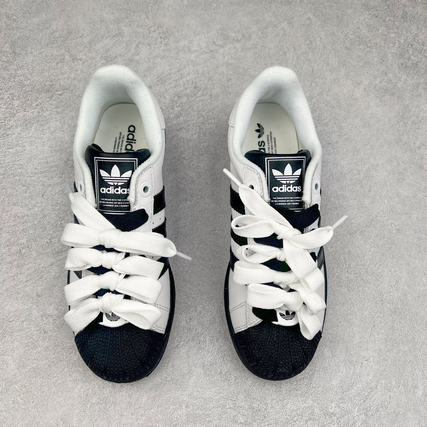 图片[2]-AD Originals Superstar 经典复古贝壳头板鞋 JI0124 诞生于1969年 是第一双将全皮面鞋 身与橡胶鞋头结合在一起的低帮篮球鞋 Superstar最开始 是作为高帮篮球鞋Pro Model的低帮版本而出现的 但因为其独特和醒目的橡胶鞋头造型而让大家熟知 被大家形象地称为\\\”shelltoe\\\”贝壳头 在70年代的美国职业篮球场上 接近3/4的NBA球员都将这双Superstar作为场上用鞋 80年代之后 经过不断的改良和发展 Superstar逐渐成为横跨时装、音乐、街头文化、休闲和运动等各大领域的时尚潮鞋 尺码：36 36.5 37 38 38.5 39 40 40.5 41 42 42.5 43 44 44.5 45-选品中心