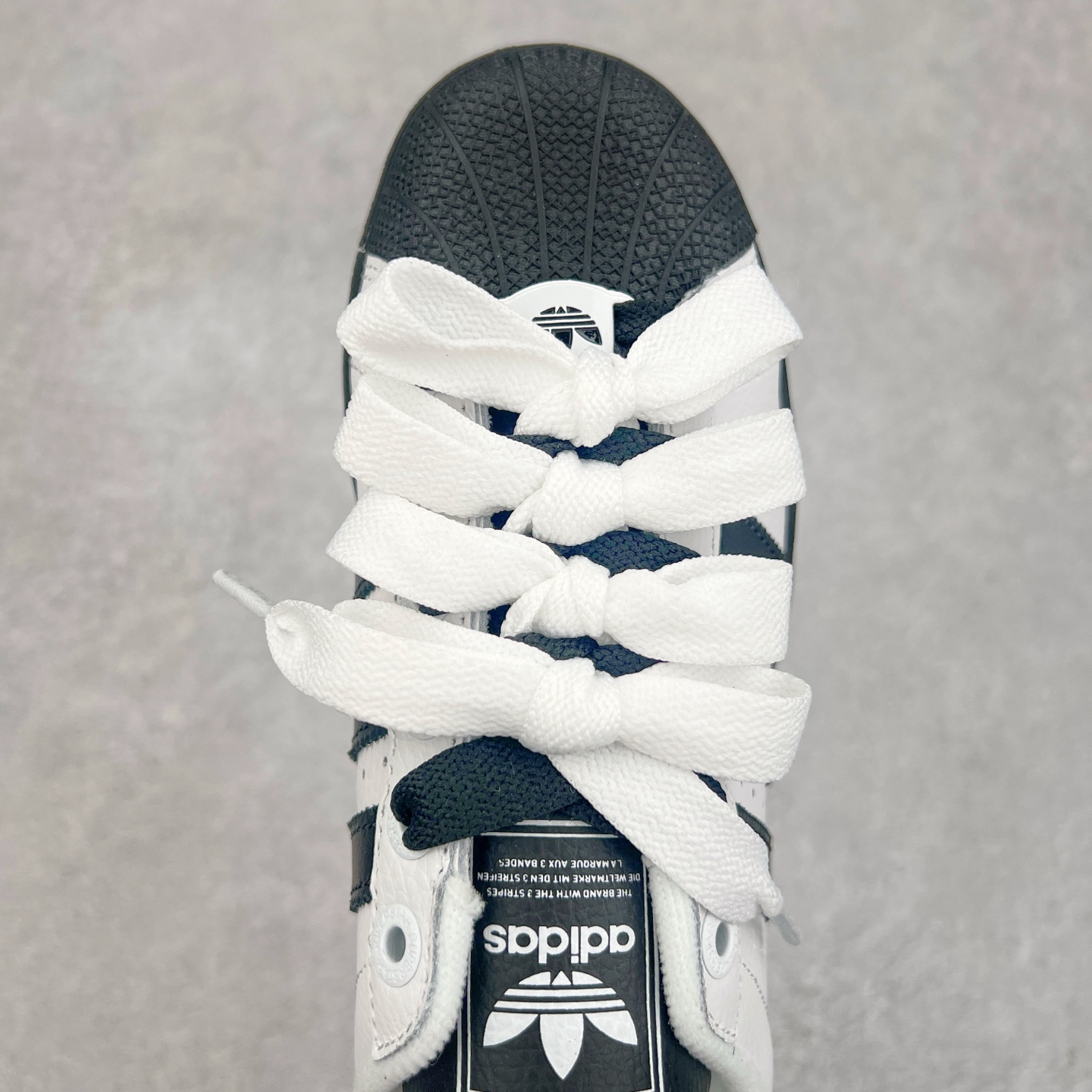 图片[4]-AD Originals Superstar 经典复古贝壳头板鞋 JI0124 诞生于1969年 是第一双将全皮面鞋 身与橡胶鞋头结合在一起的低帮篮球鞋 Superstar最开始 是作为高帮篮球鞋Pro Model的低帮版本而出现的 但因为其独特和醒目的橡胶鞋头造型而让大家熟知 被大家形象地称为\\\”shelltoe\\\”贝壳头 在70年代的美国职业篮球场上 接近3/4的NBA球员都将这双Superstar作为场上用鞋 80年代之后 经过不断的改良和发展 Superstar逐渐成为横跨时装、音乐、街头文化、休闲和运动等各大领域的时尚潮鞋 尺码：36 36.5 37 38 38.5 39 40 40.5 41 42 42.5 43 44 44.5 45-选品中心