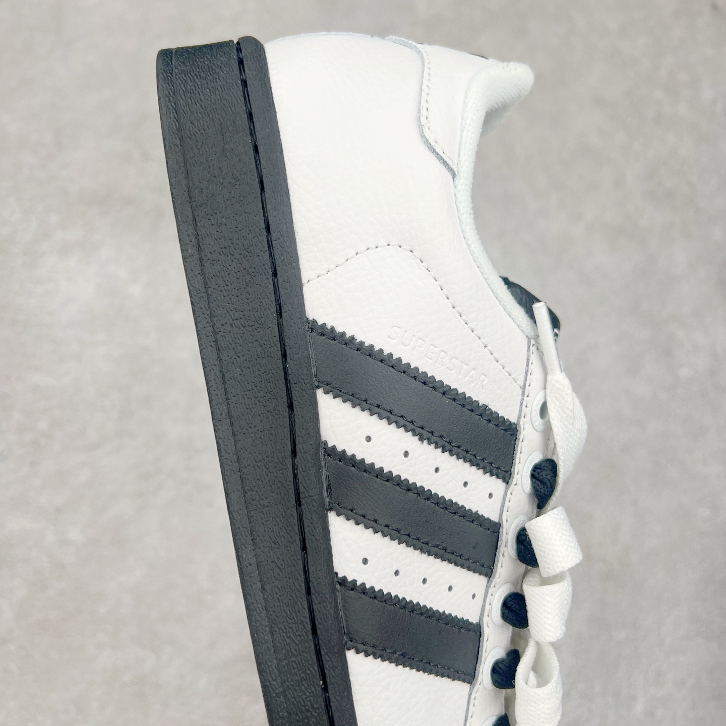 图片[6]-AD Originals Superstar 经典复古贝壳头板鞋 JI0124 诞生于1969年 是第一双将全皮面鞋 身与橡胶鞋头结合在一起的低帮篮球鞋 Superstar最开始 是作为高帮篮球鞋Pro Model的低帮版本而出现的 但因为其独特和醒目的橡胶鞋头造型而让大家熟知 被大家形象地称为\\\”shelltoe\\\”贝壳头 在70年代的美国职业篮球场上 接近3/4的NBA球员都将这双Superstar作为场上用鞋 80年代之后 经过不断的改良和发展 Superstar逐渐成为横跨时装、音乐、街头文化、休闲和运动等各大领域的时尚潮鞋 尺码：36 36.5 37 38 38.5 39 40 40.5 41 42 42.5 43 44 44.5 45-选品中心