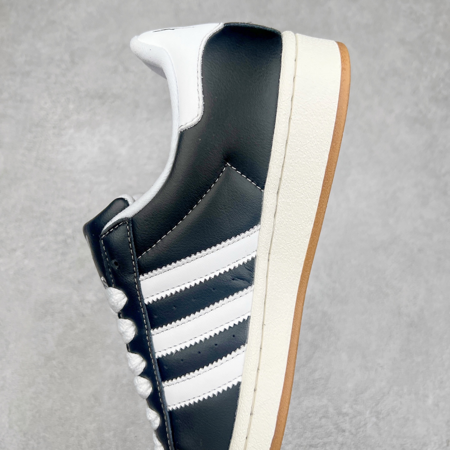 图片[7]-AD Originals Superstar 经典复古贝壳头板鞋 IH1313 诞生于1969年 是第一双将全皮面鞋 身与橡胶鞋头结合在一起的低帮篮球鞋 Superstar最开始 是作为高帮篮球鞋Pro Model的低帮版本而出现的 但因为其独特和醒目的橡胶鞋头造型而让大家熟知 被大家形象地称为\\\”shelltoe\\\”贝壳头 在70年代的美国职业篮球场上 接近3/4的NBA球员都将这双Superstar作为场上用鞋 80年代之后 经过不断的改良和发展 Superstar逐渐成为横跨时装、音乐、街头文化、休闲和运动等各大领域的时尚潮鞋 尺码：36 36.5 37 38 38.5 39 40 40.5 41 42 42.5 43 44 44.5 45-选品中心