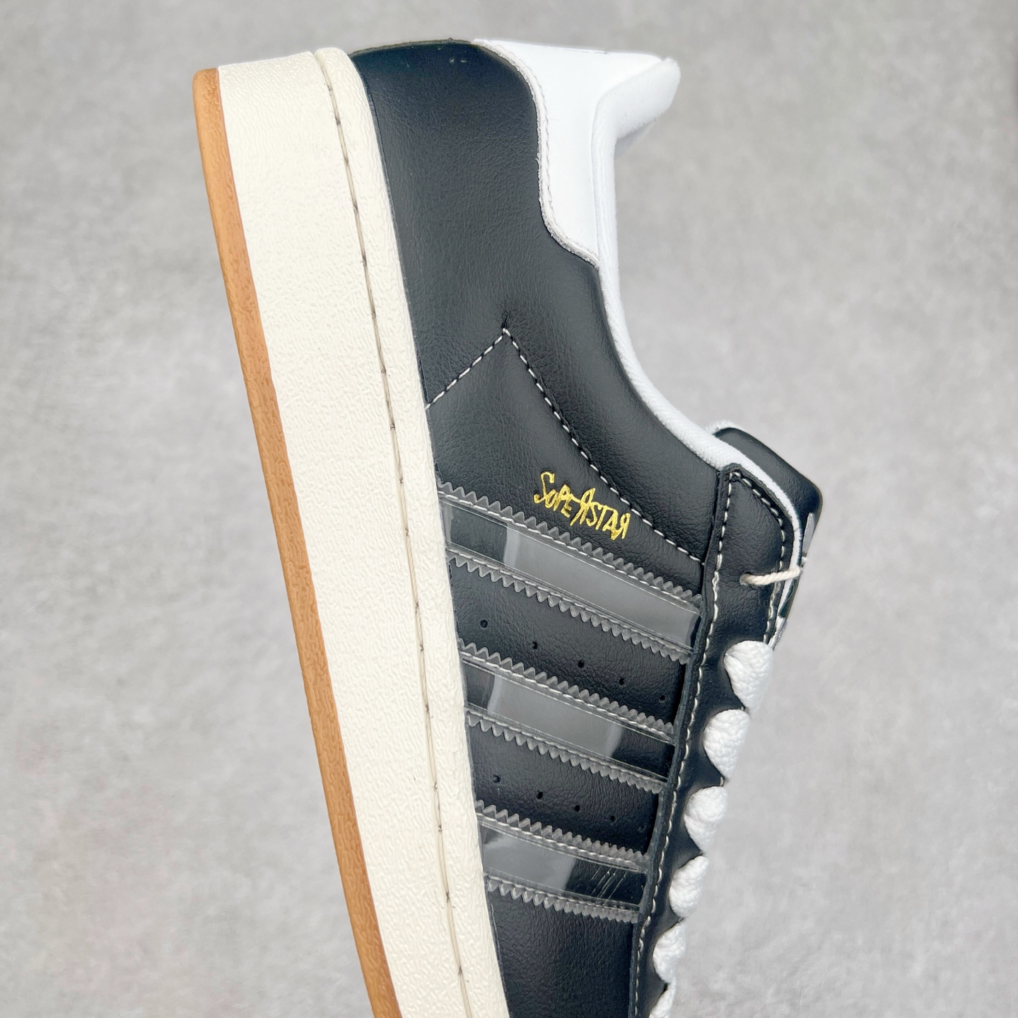 图片[6]-AD Originals Superstar 经典复古贝壳头板鞋 IH1313 诞生于1969年 是第一双将全皮面鞋 身与橡胶鞋头结合在一起的低帮篮球鞋 Superstar最开始 是作为高帮篮球鞋Pro Model的低帮版本而出现的 但因为其独特和醒目的橡胶鞋头造型而让大家熟知 被大家形象地称为\\\”shelltoe\\\”贝壳头 在70年代的美国职业篮球场上 接近3/4的NBA球员都将这双Superstar作为场上用鞋 80年代之后 经过不断的改良和发展 Superstar逐渐成为横跨时装、音乐、街头文化、休闲和运动等各大领域的时尚潮鞋 尺码：36 36.5 37 38 38.5 39 40 40.5 41 42 42.5 43 44 44.5 45-选品中心