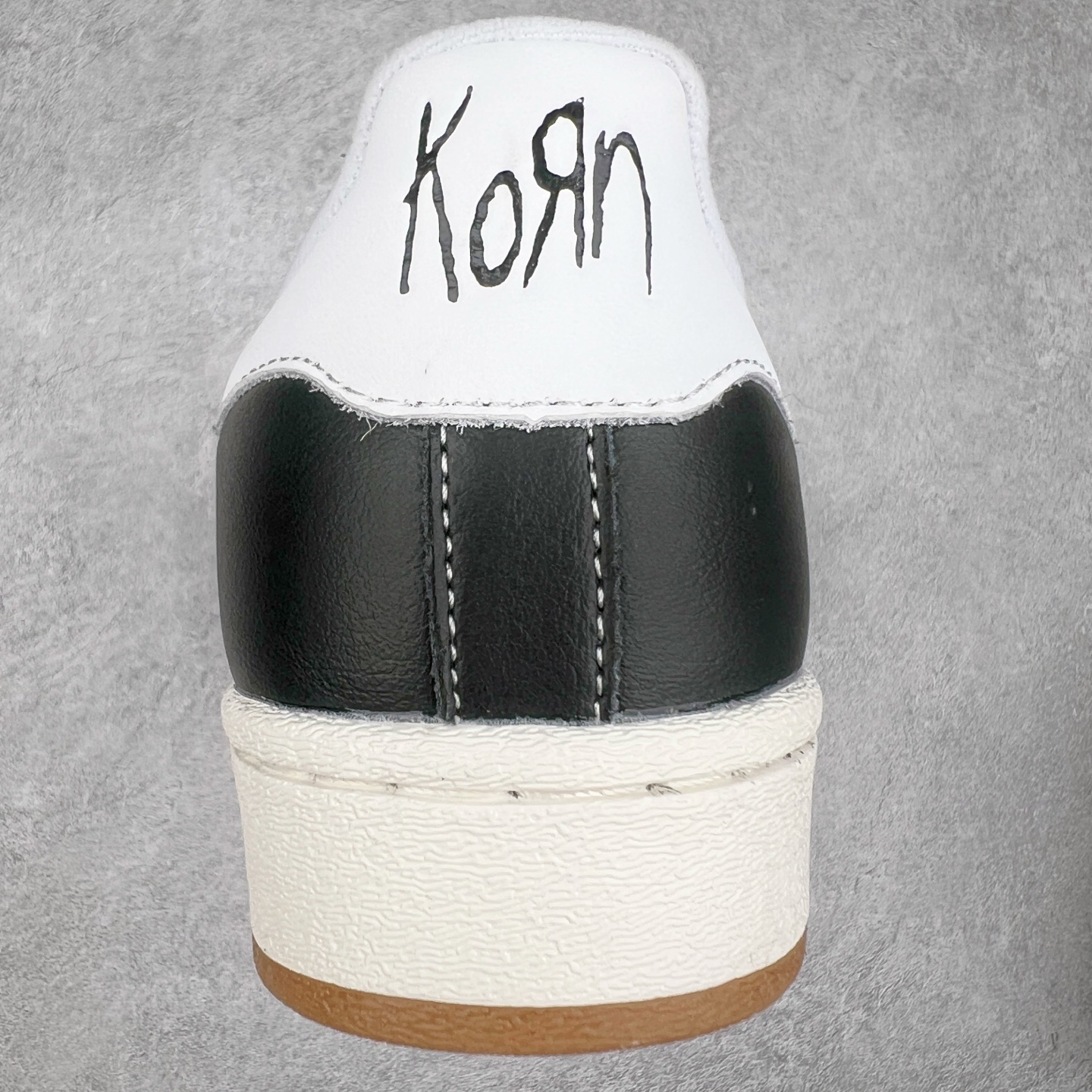 图片[8]-AD Originals Superstar 经典复古贝壳头板鞋 IH1313 诞生于1969年 是第一双将全皮面鞋 身与橡胶鞋头结合在一起的低帮篮球鞋 Superstar最开始 是作为高帮篮球鞋Pro Model的低帮版本而出现的 但因为其独特和醒目的橡胶鞋头造型而让大家熟知 被大家形象地称为\\\”shelltoe\\\”贝壳头 在70年代的美国职业篮球场上 接近3/4的NBA球员都将这双Superstar作为场上用鞋 80年代之后 经过不断的改良和发展 Superstar逐渐成为横跨时装、音乐、街头文化、休闲和运动等各大领域的时尚潮鞋 尺码：36 36.5 37 38 38.5 39 40 40.5 41 42 42.5 43 44 44.5 45-选品中心