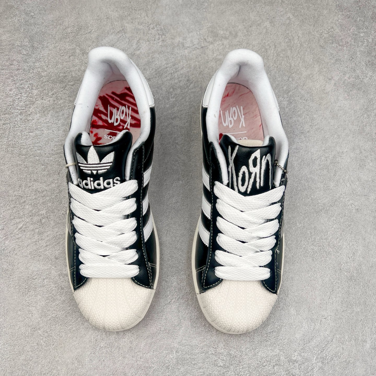 图片[2]-AD Originals Superstar 经典复古贝壳头板鞋 IH1313 诞生于1969年 是第一双将全皮面鞋 身与橡胶鞋头结合在一起的低帮篮球鞋 Superstar最开始 是作为高帮篮球鞋Pro Model的低帮版本而出现的 但因为其独特和醒目的橡胶鞋头造型而让大家熟知 被大家形象地称为\\\”shelltoe\\\”贝壳头 在70年代的美国职业篮球场上 接近3/4的NBA球员都将这双Superstar作为场上用鞋 80年代之后 经过不断的改良和发展 Superstar逐渐成为横跨时装、音乐、街头文化、休闲和运动等各大领域的时尚潮鞋 尺码：36 36.5 37 38 38.5 39 40 40.5 41 42 42.5 43 44 44.5 45-选品中心