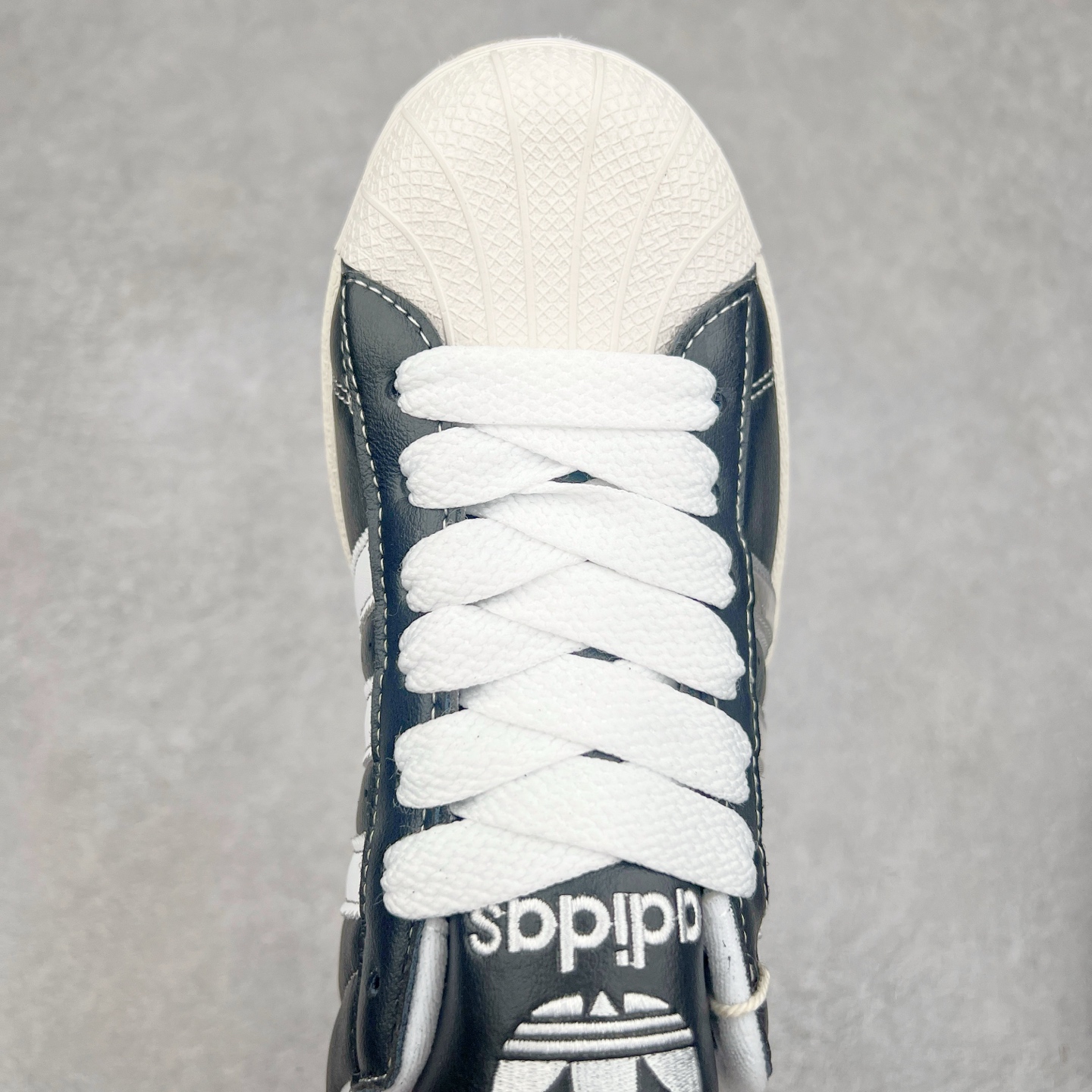 图片[4]-AD Originals Superstar 经典复古贝壳头板鞋 IH1313 诞生于1969年 是第一双将全皮面鞋 身与橡胶鞋头结合在一起的低帮篮球鞋 Superstar最开始 是作为高帮篮球鞋Pro Model的低帮版本而出现的 但因为其独特和醒目的橡胶鞋头造型而让大家熟知 被大家形象地称为\\\”shelltoe\\\”贝壳头 在70年代的美国职业篮球场上 接近3/4的NBA球员都将这双Superstar作为场上用鞋 80年代之后 经过不断的改良和发展 Superstar逐渐成为横跨时装、音乐、街头文化、休闲和运动等各大领域的时尚潮鞋 尺码：36 36.5 37 38 38.5 39 40 40.5 41 42 42.5 43 44 44.5 45-选品中心