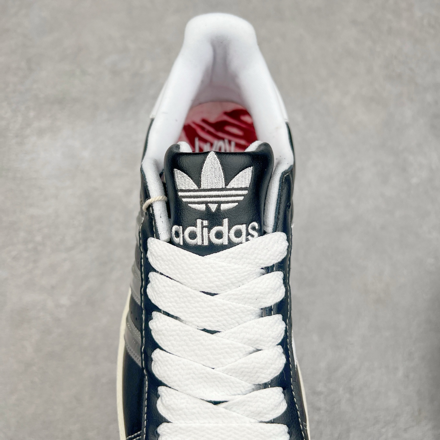 图片[5]-AD Originals Superstar 经典复古贝壳头板鞋 IH1313 诞生于1969年 是第一双将全皮面鞋 身与橡胶鞋头结合在一起的低帮篮球鞋 Superstar最开始 是作为高帮篮球鞋Pro Model的低帮版本而出现的 但因为其独特和醒目的橡胶鞋头造型而让大家熟知 被大家形象地称为\\\”shelltoe\\\”贝壳头 在70年代的美国职业篮球场上 接近3/4的NBA球员都将这双Superstar作为场上用鞋 80年代之后 经过不断的改良和发展 Superstar逐渐成为横跨时装、音乐、街头文化、休闲和运动等各大领域的时尚潮鞋 尺码：36 36.5 37 38 38.5 39 40 40.5 41 42 42.5 43 44 44.5 45-选品中心