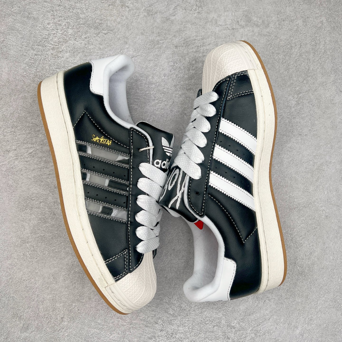 图片[3]-AD Originals Superstar 经典复古贝壳头板鞋 IH1313 诞生于1969年 是第一双将全皮面鞋 身与橡胶鞋头结合在一起的低帮篮球鞋 Superstar最开始 是作为高帮篮球鞋Pro Model的低帮版本而出现的 但因为其独特和醒目的橡胶鞋头造型而让大家熟知 被大家形象地称为\\\”shelltoe\\\”贝壳头 在70年代的美国职业篮球场上 接近3/4的NBA球员都将这双Superstar作为场上用鞋 80年代之后 经过不断的改良和发展 Superstar逐渐成为横跨时装、音乐、街头文化、休闲和运动等各大领域的时尚潮鞋 尺码：36 36.5 37 38 38.5 39 40 40.5 41 42 42.5 43 44 44.5 45-选品中心