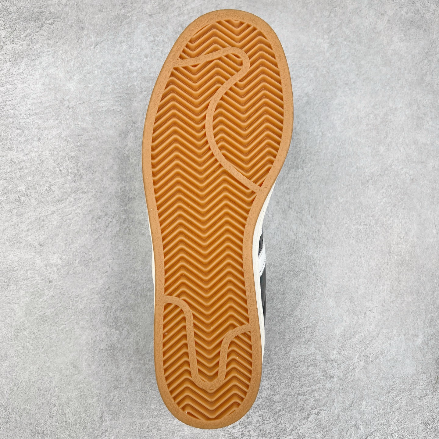 图片[9]-AD Originals Superstar 经典复古贝壳头板鞋 IH1313 诞生于1969年 是第一双将全皮面鞋 身与橡胶鞋头结合在一起的低帮篮球鞋 Superstar最开始 是作为高帮篮球鞋Pro Model的低帮版本而出现的 但因为其独特和醒目的橡胶鞋头造型而让大家熟知 被大家形象地称为\\\”shelltoe\\\”贝壳头 在70年代的美国职业篮球场上 接近3/4的NBA球员都将这双Superstar作为场上用鞋 80年代之后 经过不断的改良和发展 Superstar逐渐成为横跨时装、音乐、街头文化、休闲和运动等各大领域的时尚潮鞋 尺码：36 36.5 37 38 38.5 39 40 40.5 41 42 42.5 43 44 44.5 45-选品中心