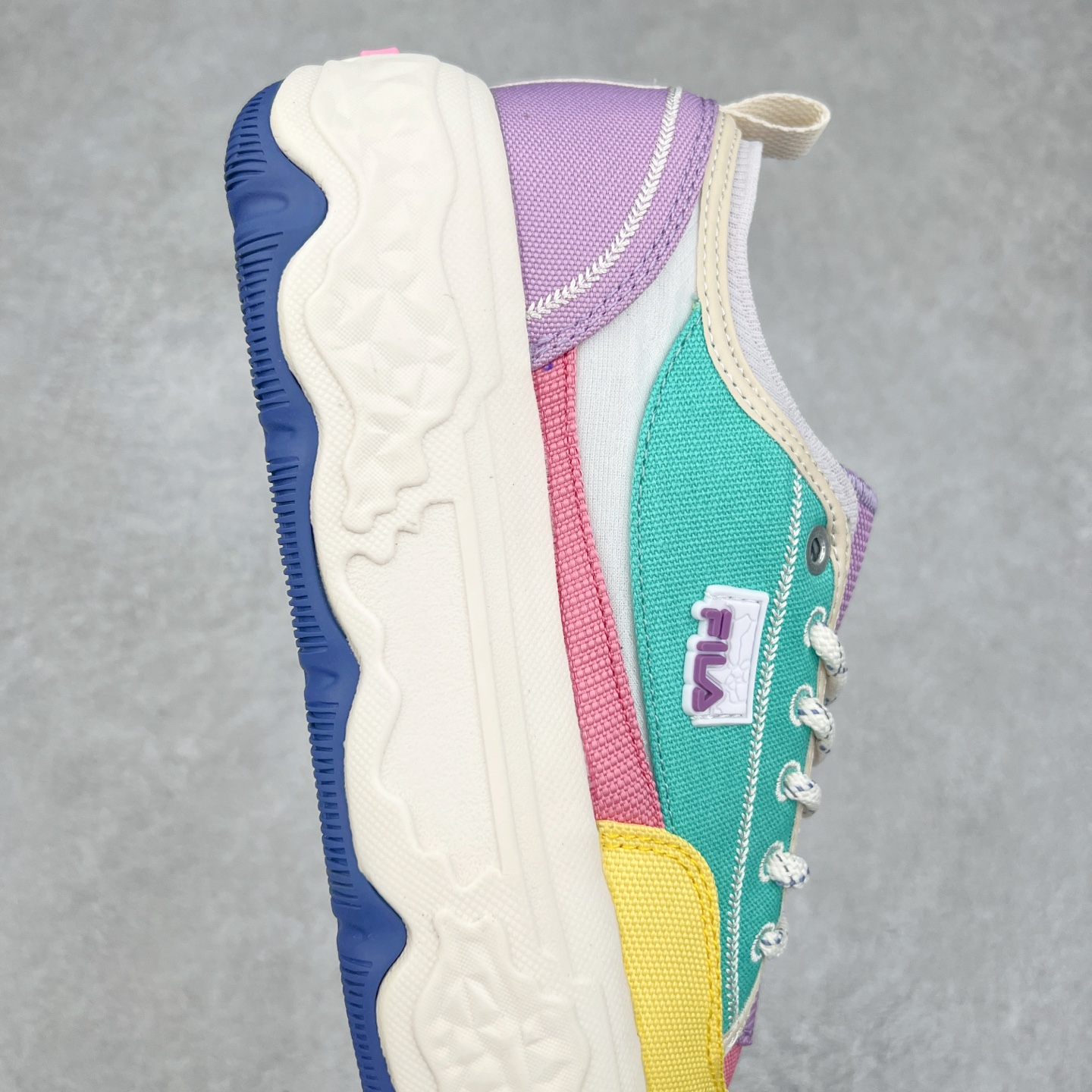 图片[6]-FILA FUSION Fluid 斐乐摩登潮牌防滑耐磨轻便运动鞋 FUSION 系列传承了 FILA 的百年基因，融入年轻运动及潮流文化，成为引领变革、创新突破的一代。以“1+N” 的跨界合作模式重现经典的同时创造经典。带来最出其不意的跨界合作惊喜。同时，FILAFUSION把FILA 的 DNA 融入到定制体验里，你可以随心制造厲于你的产品。FILA FUSION 的鞋家族涵盖了老爹鞋、跑步鞋、网球鞋、季节款。风格复古新潮，满足了时尚人士出行及各类运动的搭配需求，成为当下年轻人筷拥的鞋类品牌之一。FILA FUSION 走进年轻人的世界，通过年轻人运动，街舞，滑板，篮球，展现 FILA FUSION 的潮流态度和年轻文化。FILA FUSION 认为末来属于引领变革、创新突破的年轻一代，让我们一起构成 FILA 未来的蓝图吧！尺码：35.5 36 36.5 37.5 38 38.5 39 40-选品中心