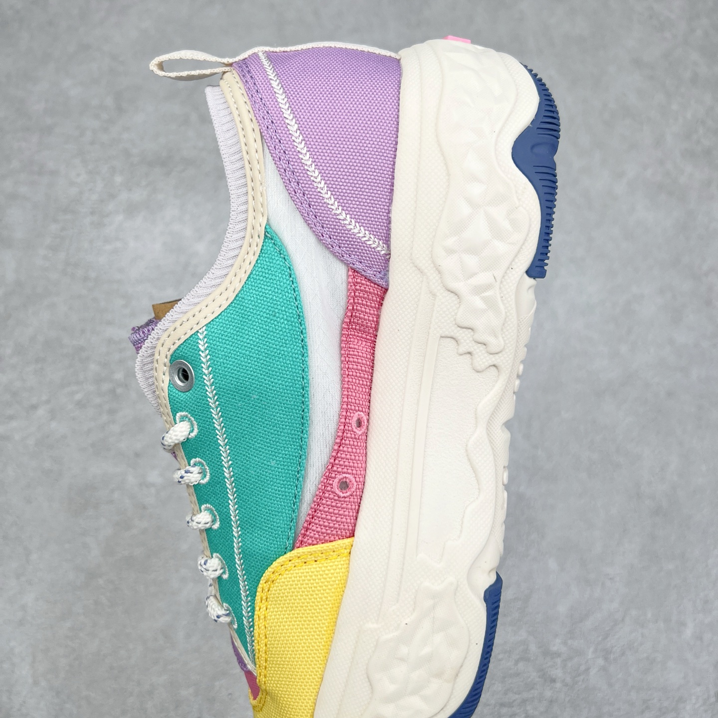 图片[7]-FILA FUSION Fluid 斐乐摩登潮牌防滑耐磨轻便运动鞋 FUSION 系列传承了 FILA 的百年基因，融入年轻运动及潮流文化，成为引领变革、创新突破的一代。以“1+N” 的跨界合作模式重现经典的同时创造经典。带来最出其不意的跨界合作惊喜。同时，FILAFUSION把FILA 的 DNA 融入到定制体验里，你可以随心制造厲于你的产品。FILA FUSION 的鞋家族涵盖了老爹鞋、跑步鞋、网球鞋、季节款。风格复古新潮，满足了时尚人士出行及各类运动的搭配需求，成为当下年轻人筷拥的鞋类品牌之一。FILA FUSION 走进年轻人的世界，通过年轻人运动，街舞，滑板，篮球，展现 FILA FUSION 的潮流态度和年轻文化。FILA FUSION 认为末来属于引领变革、创新突破的年轻一代，让我们一起构成 FILA 未来的蓝图吧！尺码：35.5 36 36.5 37.5 38 38.5 39 40-选品中心