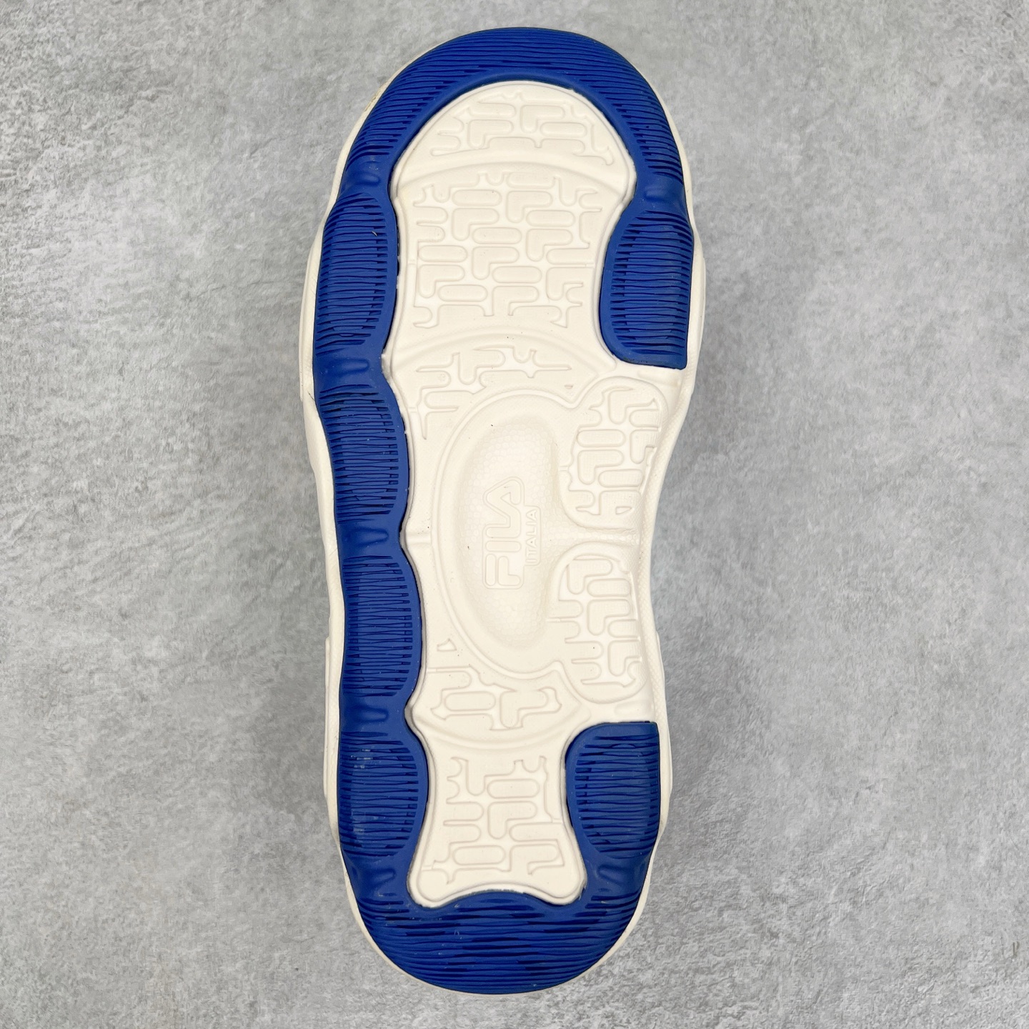 图片[9]-FILA FUSION Fluid 斐乐摩登潮牌防滑耐磨轻便运动鞋 FUSION 系列传承了 FILA 的百年基因，融入年轻运动及潮流文化，成为引领变革、创新突破的一代。以“1+N” 的跨界合作模式重现经典的同时创造经典。带来最出其不意的跨界合作惊喜。同时，FILAFUSION把FILA 的 DNA 融入到定制体验里，你可以随心制造厲于你的产品。FILA FUSION 的鞋家族涵盖了老爹鞋、跑步鞋、网球鞋、季节款。风格复古新潮，满足了时尚人士出行及各类运动的搭配需求，成为当下年轻人筷拥的鞋类品牌之一。FILA FUSION 走进年轻人的世界，通过年轻人运动，街舞，滑板，篮球，展现 FILA FUSION 的潮流态度和年轻文化。FILA FUSION 认为末来属于引领变革、创新突破的年轻一代，让我们一起构成 FILA 未来的蓝图吧！尺码：35.5 36 36.5 37.5 38 38.5 39 40-选品中心