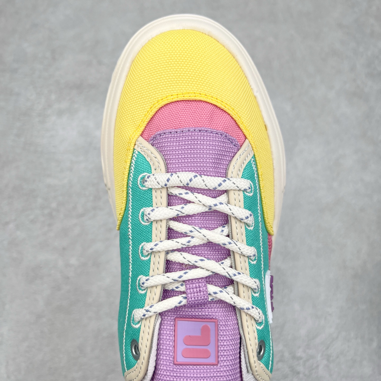 图片[4]-FILA FUSION Fluid 斐乐摩登潮牌防滑耐磨轻便运动鞋 FUSION 系列传承了 FILA 的百年基因，融入年轻运动及潮流文化，成为引领变革、创新突破的一代。以“1+N” 的跨界合作模式重现经典的同时创造经典。带来最出其不意的跨界合作惊喜。同时，FILAFUSION把FILA 的 DNA 融入到定制体验里，你可以随心制造厲于你的产品。FILA FUSION 的鞋家族涵盖了老爹鞋、跑步鞋、网球鞋、季节款。风格复古新潮，满足了时尚人士出行及各类运动的搭配需求，成为当下年轻人筷拥的鞋类品牌之一。FILA FUSION 走进年轻人的世界，通过年轻人运动，街舞，滑板，篮球，展现 FILA FUSION 的潮流态度和年轻文化。FILA FUSION 认为末来属于引领变革、创新突破的年轻一代，让我们一起构成 FILA 未来的蓝图吧！尺码：35.5 36 36.5 37.5 38 38.5 39 40-选品中心