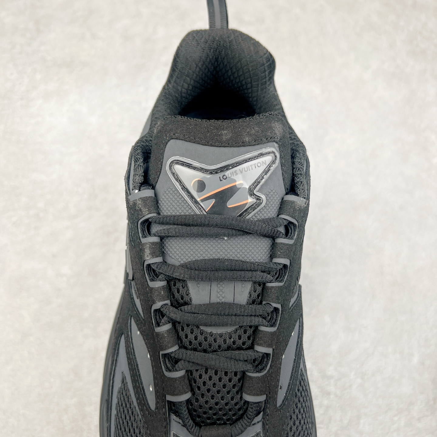 图片[5]-＃GD广顶 LV RUNNER TATIC 2023SS 系列运动鞋 老爹鞋继LV trainer滑板鞋火爆的同时 Virgil先生又一心血之作 Tatic有着一种神秘、变幻莫测的感觉 以复古跑鞋为灵感、又被加入了泰坦的未来元素 老爹鞋外观加 Damier格纹 Monogram 印花 双层鞋舌的设计 融合织布 漆皮等多元材质 此次拼接科技网格面料和牛皮革，呈现瞩目色彩渐变 LV 字母和反光 Monogram 花卉跃现一侧 vuitton 标识栖身外底 尺码：38-45-选品中心