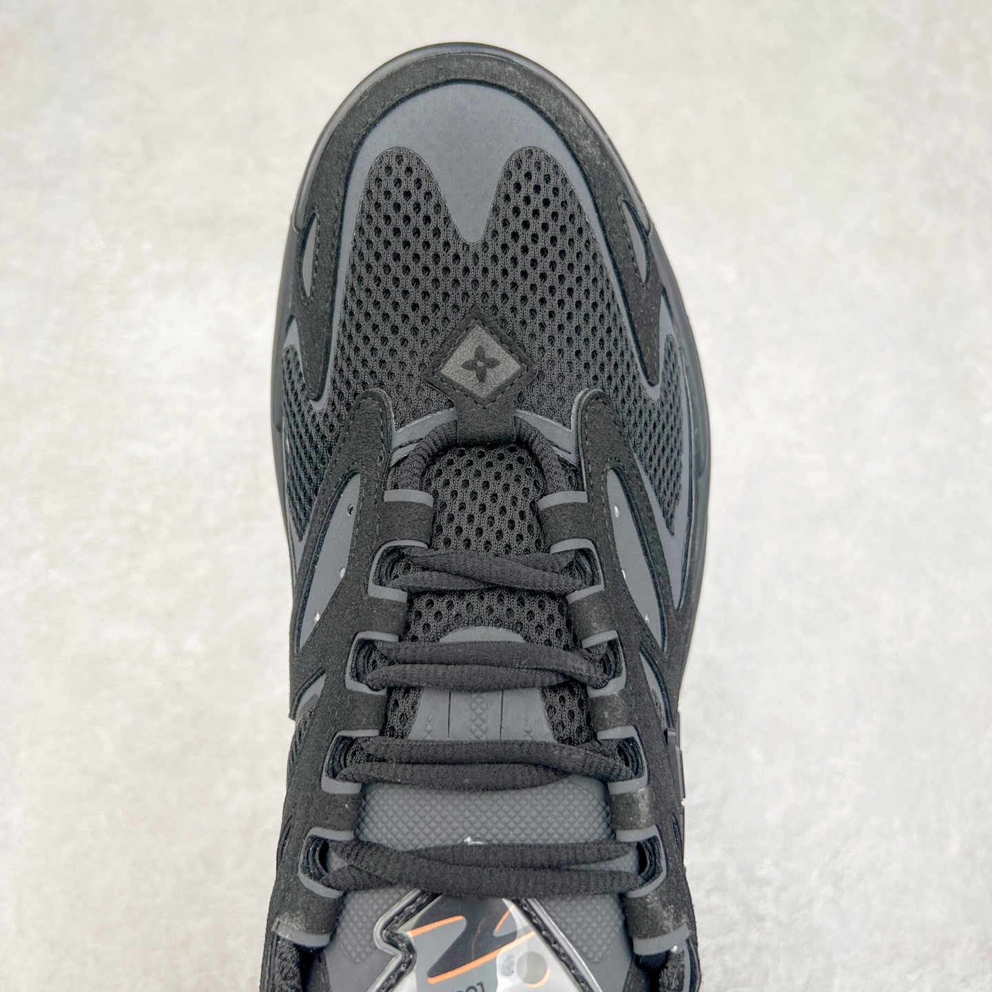 图片[4]-＃GD广顶 LV RUNNER TATIC 2023SS 系列运动鞋 老爹鞋继LV trainer滑板鞋火爆的同时 Virgil先生又一心血之作 Tatic有着一种神秘、变幻莫测的感觉 以复古跑鞋为灵感、又被加入了泰坦的未来元素 老爹鞋外观加 Damier格纹 Monogram 印花 双层鞋舌的设计 融合织布 漆皮等多元材质 此次拼接科技网格面料和牛皮革，呈现瞩目色彩渐变 LV 字母和反光 Monogram 花卉跃现一侧 vuitton 标识栖身外底 尺码：38-45-选品中心