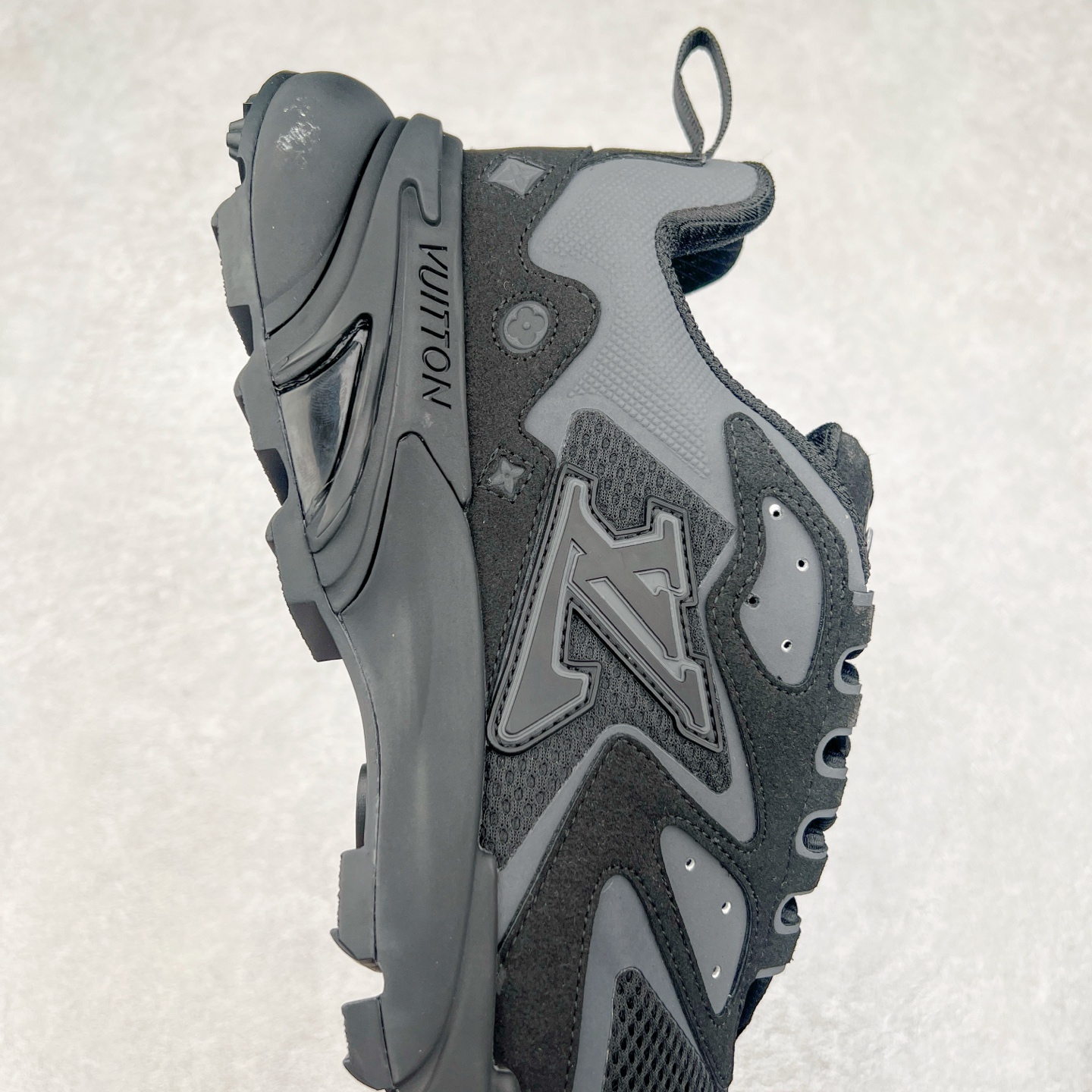 图片[6]-＃GD广顶 LV RUNNER TATIC 2023SS 系列运动鞋 老爹鞋继LV trainer滑板鞋火爆的同时 Virgil先生又一心血之作 Tatic有着一种神秘、变幻莫测的感觉 以复古跑鞋为灵感、又被加入了泰坦的未来元素 老爹鞋外观加 Damier格纹 Monogram 印花 双层鞋舌的设计 融合织布 漆皮等多元材质 此次拼接科技网格面料和牛皮革，呈现瞩目色彩渐变 LV 字母和反光 Monogram 花卉跃现一侧 vuitton 标识栖身外底 尺码：38-45-选品中心