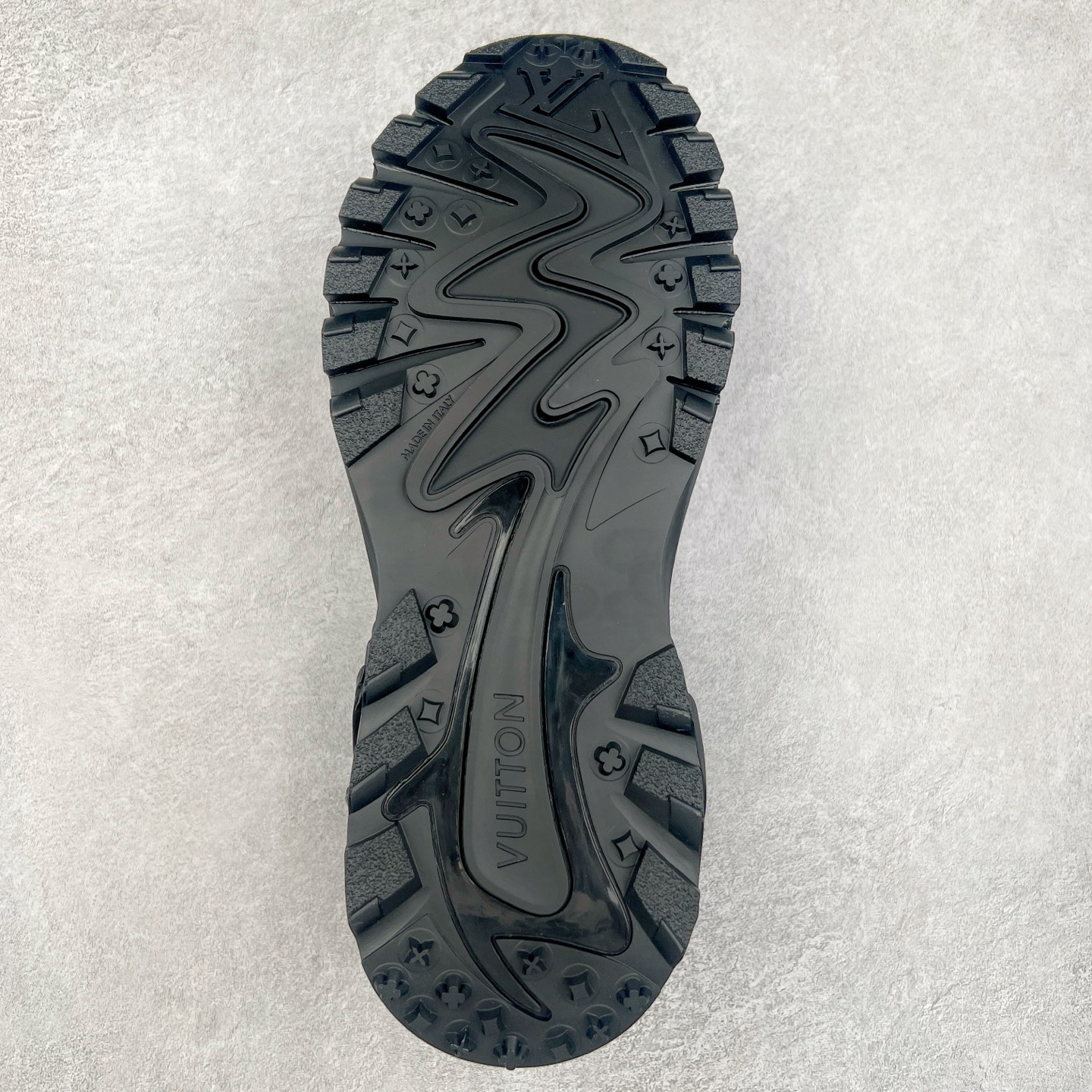 图片[9]-＃GD广顶 LV RUNNER TATIC 2023SS 系列运动鞋 老爹鞋继LV trainer滑板鞋火爆的同时 Virgil先生又一心血之作 Tatic有着一种神秘、变幻莫测的感觉 以复古跑鞋为灵感、又被加入了泰坦的未来元素 老爹鞋外观加 Damier格纹 Monogram 印花 双层鞋舌的设计 融合织布 漆皮等多元材质 此次拼接科技网格面料和牛皮革，呈现瞩目色彩渐变 LV 字母和反光 Monogram 花卉跃现一侧 vuitton 标识栖身外底 尺码：38-45-选品中心