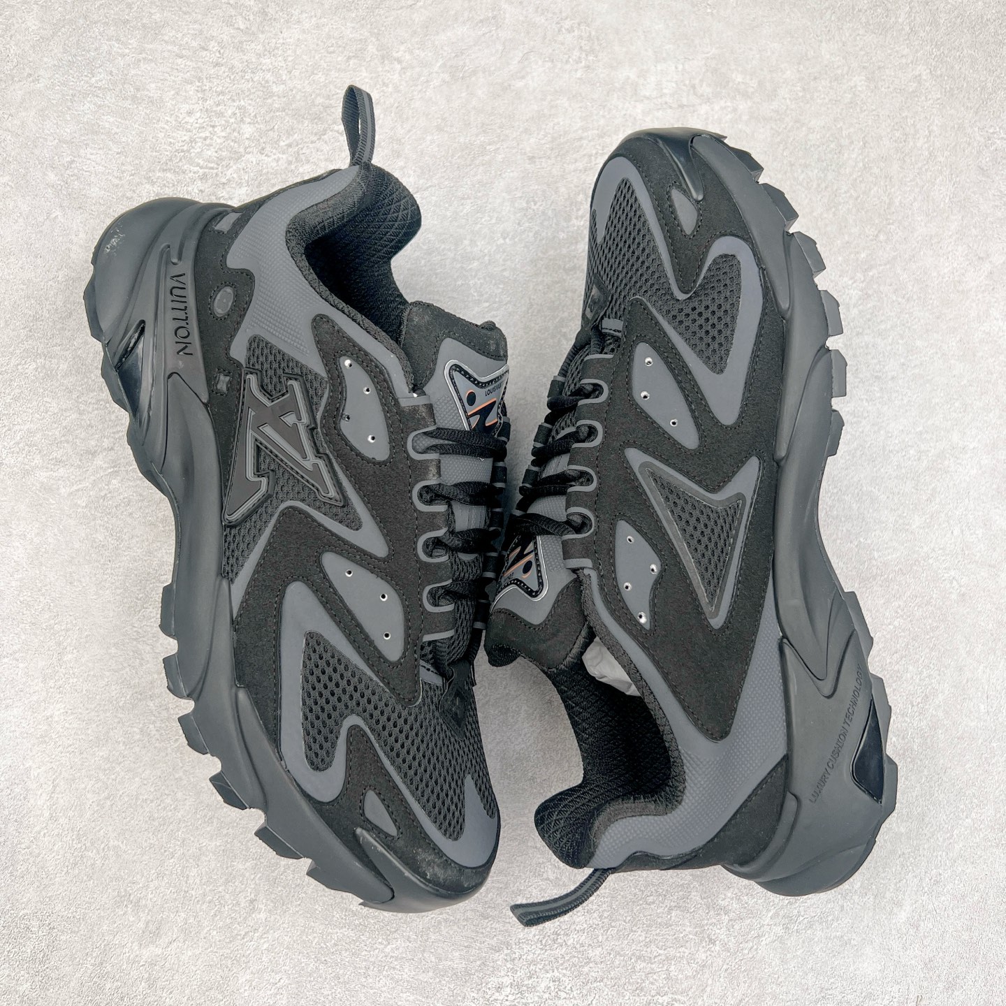 图片[3]-＃GD广顶 LV RUNNER TATIC 2023SS 系列运动鞋 老爹鞋继LV trainer滑板鞋火爆的同时 Virgil先生又一心血之作 Tatic有着一种神秘、变幻莫测的感觉 以复古跑鞋为灵感、又被加入了泰坦的未来元素 老爹鞋外观加 Damier格纹 Monogram 印花 双层鞋舌的设计 融合织布 漆皮等多元材质 此次拼接科技网格面料和牛皮革，呈现瞩目色彩渐变 LV 字母和反光 Monogram 花卉跃现一侧 vuitton 标识栖身外底 尺码：38-45-选品中心