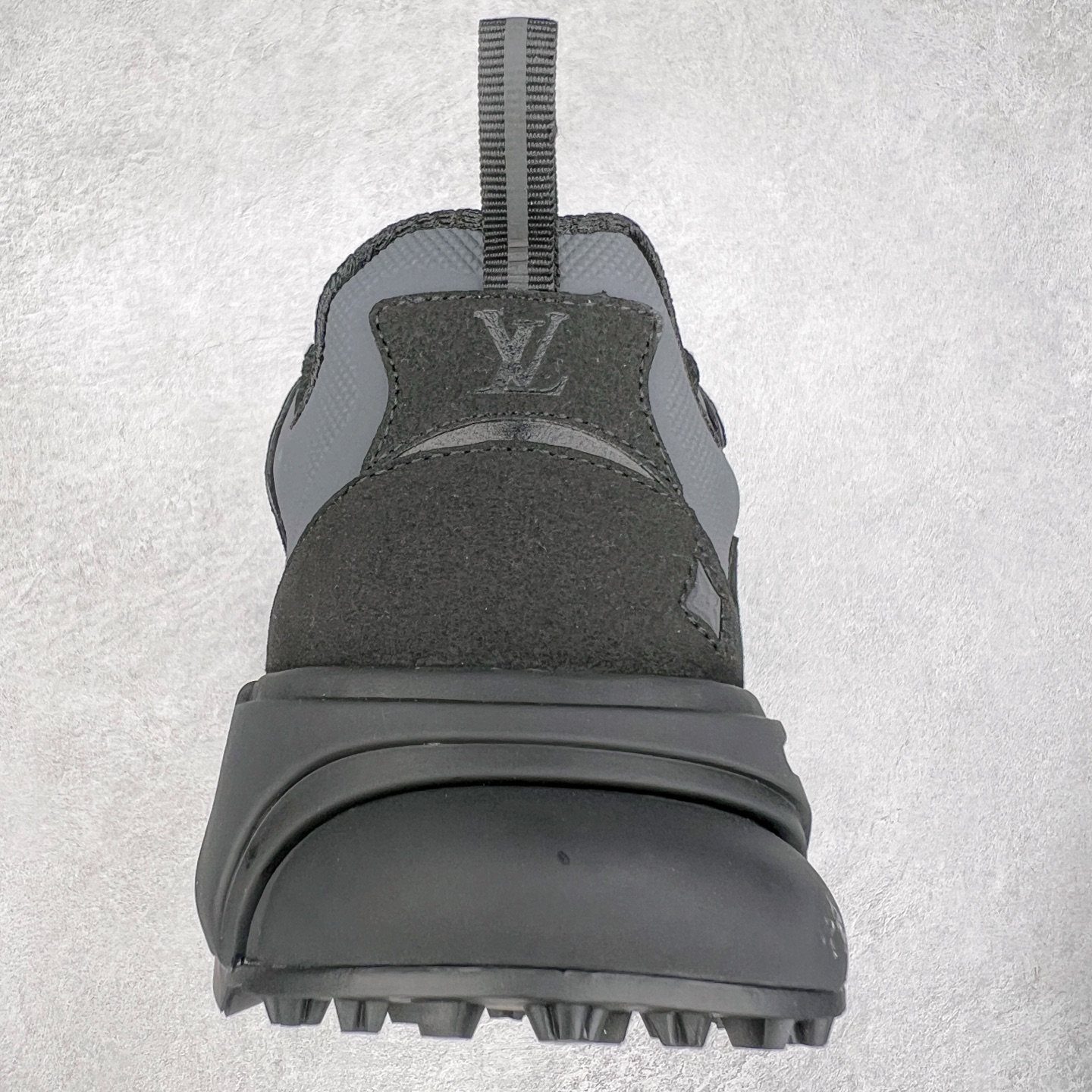 图片[8]-＃GD广顶 LV RUNNER TATIC 2023SS 系列运动鞋 老爹鞋继LV trainer滑板鞋火爆的同时 Virgil先生又一心血之作 Tatic有着一种神秘、变幻莫测的感觉 以复古跑鞋为灵感、又被加入了泰坦的未来元素 老爹鞋外观加 Damier格纹 Monogram 印花 双层鞋舌的设计 融合织布 漆皮等多元材质 此次拼接科技网格面料和牛皮革，呈现瞩目色彩渐变 LV 字母和反光 Monogram 花卉跃现一侧 vuitton 标识栖身外底 尺码：38-45-选品中心