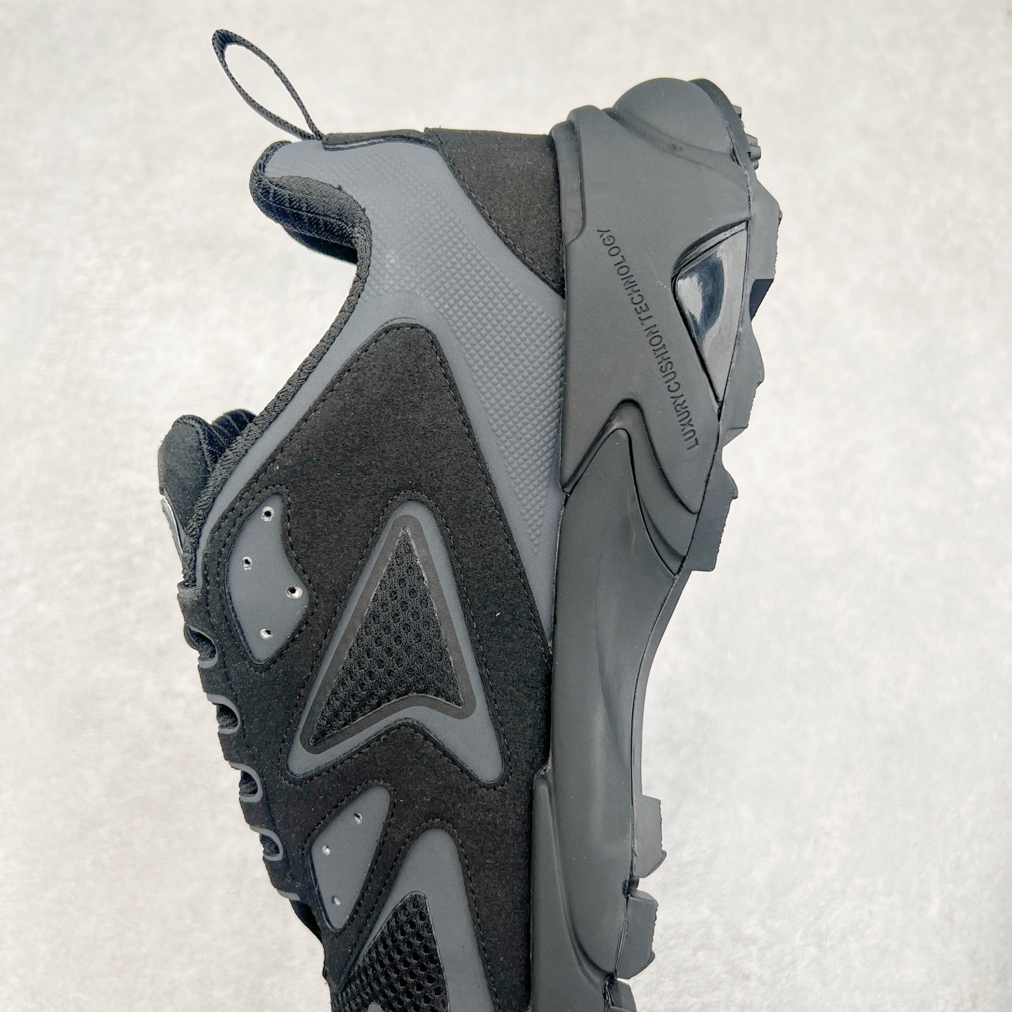 图片[7]-＃GD广顶 LV RUNNER TATIC 2023SS 系列运动鞋 老爹鞋继LV trainer滑板鞋火爆的同时 Virgil先生又一心血之作 Tatic有着一种神秘、变幻莫测的感觉 以复古跑鞋为灵感、又被加入了泰坦的未来元素 老爹鞋外观加 Damier格纹 Monogram 印花 双层鞋舌的设计 融合织布 漆皮等多元材质 此次拼接科技网格面料和牛皮革，呈现瞩目色彩渐变 LV 字母和反光 Monogram 花卉跃现一侧 vuitton 标识栖身外底 尺码：38-45-选品中心