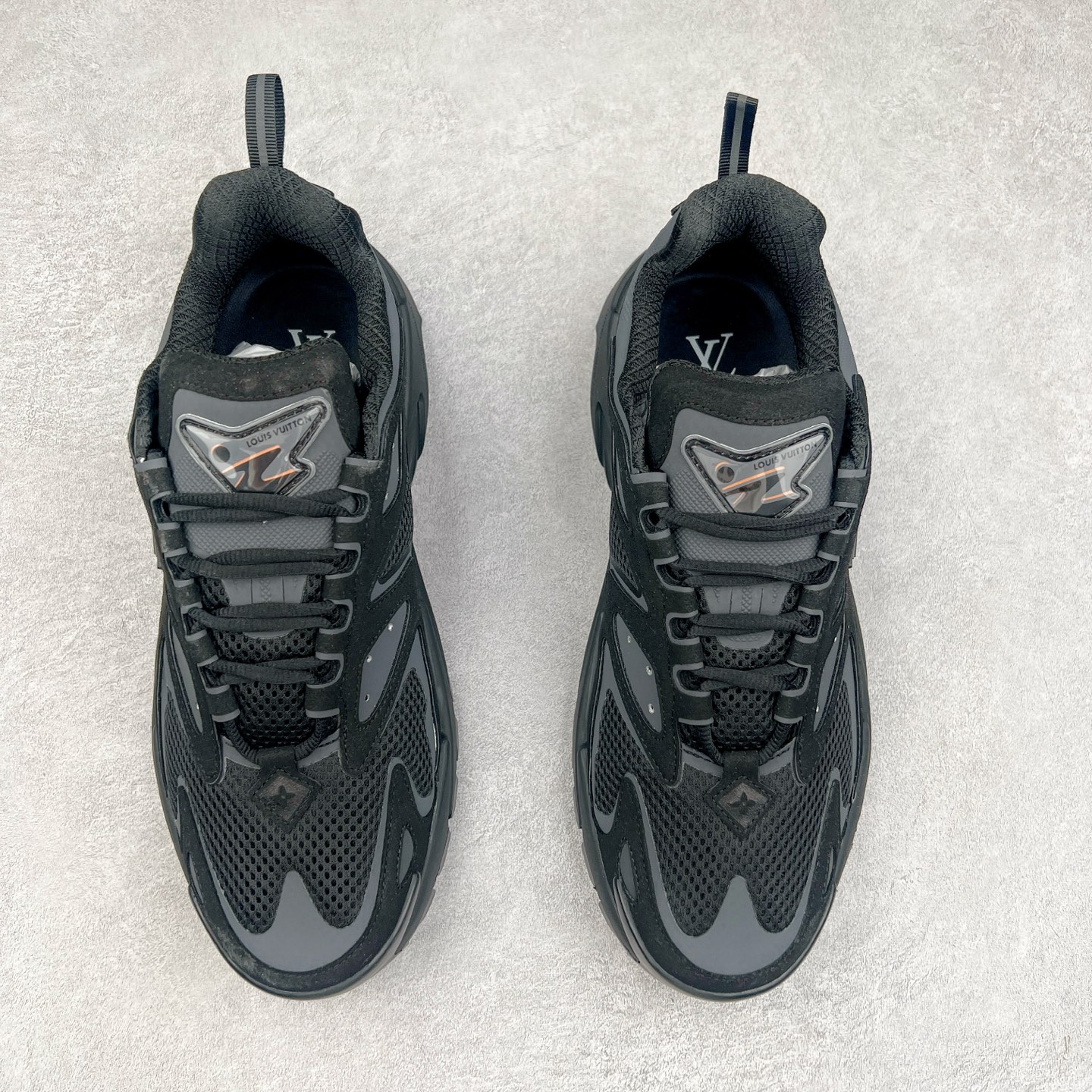 图片[2]-＃GD广顶 LV RUNNER TATIC 2023SS 系列运动鞋 老爹鞋继LV trainer滑板鞋火爆的同时 Virgil先生又一心血之作 Tatic有着一种神秘、变幻莫测的感觉 以复古跑鞋为灵感、又被加入了泰坦的未来元素 老爹鞋外观加 Damier格纹 Monogram 印花 双层鞋舌的设计 融合织布 漆皮等多元材质 此次拼接科技网格面料和牛皮革，呈现瞩目色彩渐变 LV 字母和反光 Monogram 花卉跃现一侧 vuitton 标识栖身外底 尺码：38-45-选品中心