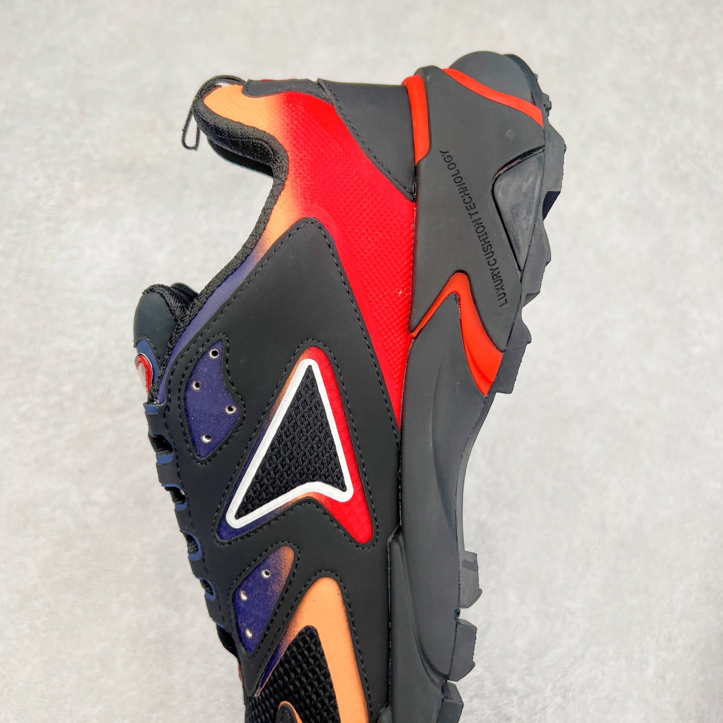 图片[7]-＃GD广顶 LV RUNNER TATIC 2023SS 系列运动鞋 老爹鞋继LV trainer滑板鞋火爆的同时 Virgil先生又一心血之作 Tatic有着一种神秘、变幻莫测的感觉 以复古跑鞋为灵感、又被加入了泰坦的未来元素 老爹鞋外观加 Damier格纹 Monogram 印花 双层鞋舌的设计 融合织布 漆皮等多元材质 此次拼接科技网格面料和牛皮革，呈现瞩目色彩渐变 LV 字母和反光 Monogram 花卉跃现一侧 vuitton 标识栖身外底 尺码：38-45-选品中心