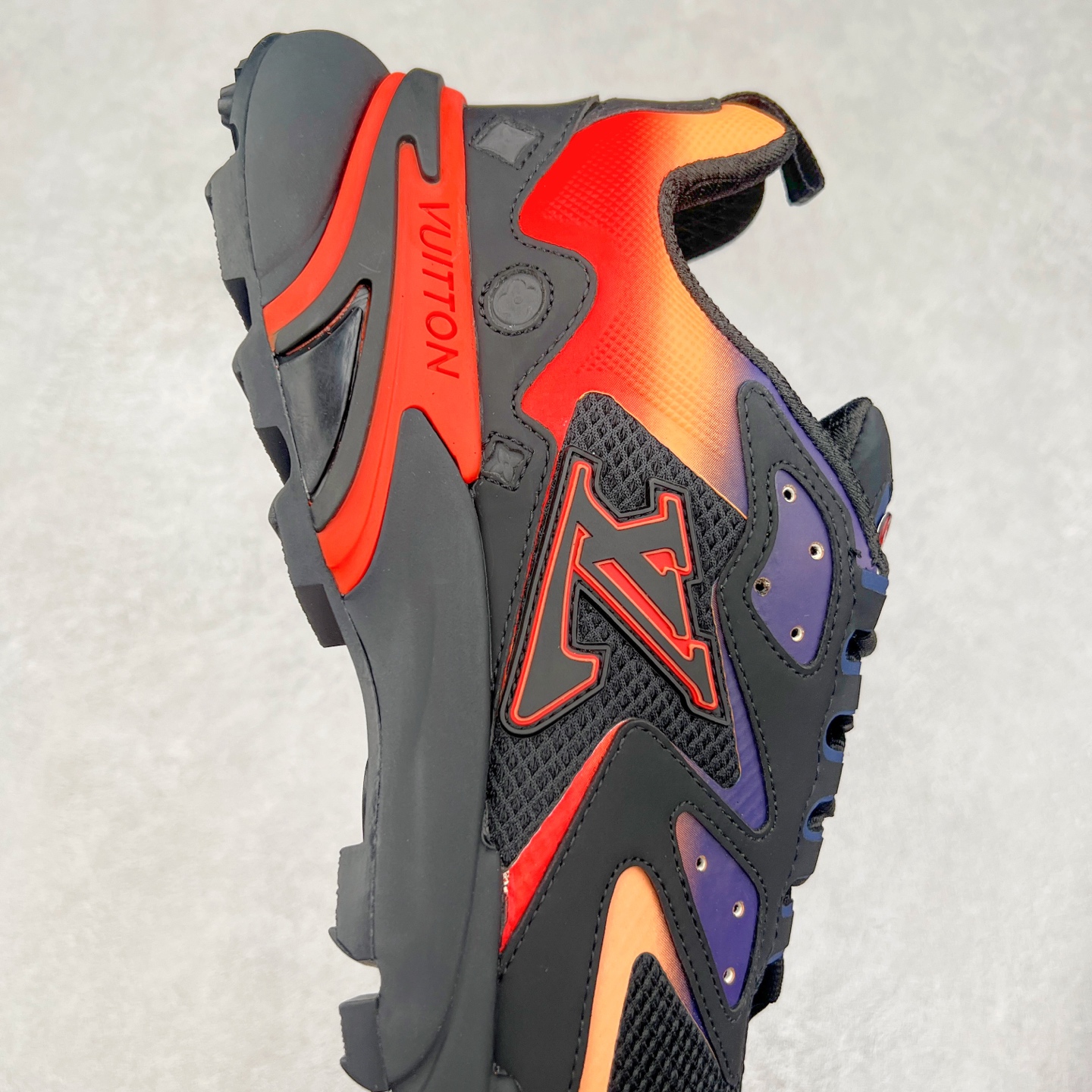 图片[6]-＃GD广顶 LV RUNNER TATIC 2023SS 系列运动鞋 老爹鞋继LV trainer滑板鞋火爆的同时 Virgil先生又一心血之作 Tatic有着一种神秘、变幻莫测的感觉 以复古跑鞋为灵感、又被加入了泰坦的未来元素 老爹鞋外观加 Damier格纹 Monogram 印花 双层鞋舌的设计 融合织布 漆皮等多元材质 此次拼接科技网格面料和牛皮革，呈现瞩目色彩渐变 LV 字母和反光 Monogram 花卉跃现一侧 vuitton 标识栖身外底 尺码：38-45-选品中心