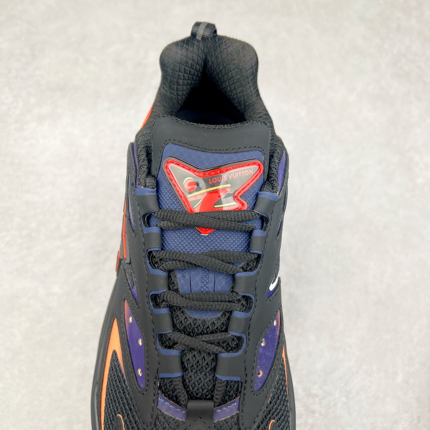 图片[5]-＃GD广顶 LV RUNNER TATIC 2023SS 系列运动鞋 老爹鞋继LV trainer滑板鞋火爆的同时 Virgil先生又一心血之作 Tatic有着一种神秘、变幻莫测的感觉 以复古跑鞋为灵感、又被加入了泰坦的未来元素 老爹鞋外观加 Damier格纹 Monogram 印花 双层鞋舌的设计 融合织布 漆皮等多元材质 此次拼接科技网格面料和牛皮革，呈现瞩目色彩渐变 LV 字母和反光 Monogram 花卉跃现一侧 vuitton 标识栖身外底 尺码：38-45-选品中心