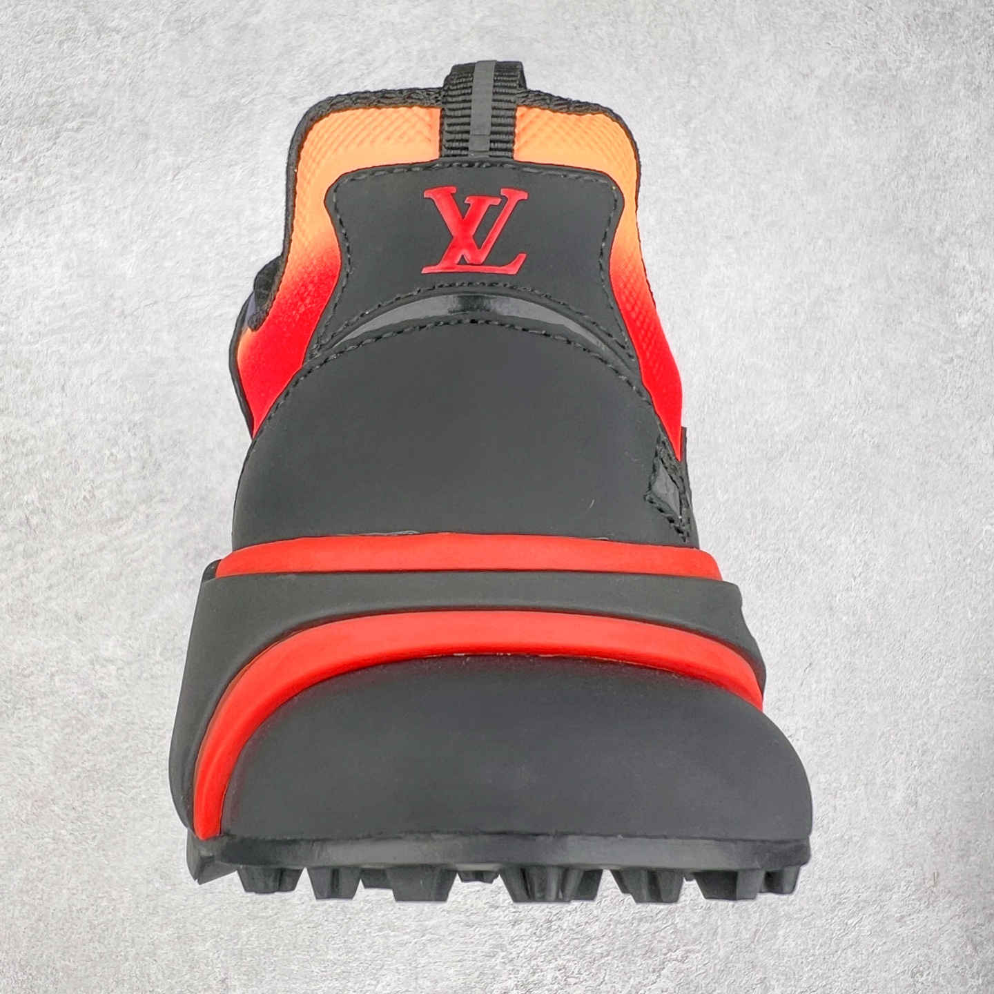 图片[8]-＃GD广顶 LV RUNNER TATIC 2023SS 系列运动鞋 老爹鞋继LV trainer滑板鞋火爆的同时 Virgil先生又一心血之作 Tatic有着一种神秘、变幻莫测的感觉 以复古跑鞋为灵感、又被加入了泰坦的未来元素 老爹鞋外观加 Damier格纹 Monogram 印花 双层鞋舌的设计 融合织布 漆皮等多元材质 此次拼接科技网格面料和牛皮革，呈现瞩目色彩渐变 LV 字母和反光 Monogram 花卉跃现一侧 vuitton 标识栖身外底 尺码：38-45-选品中心