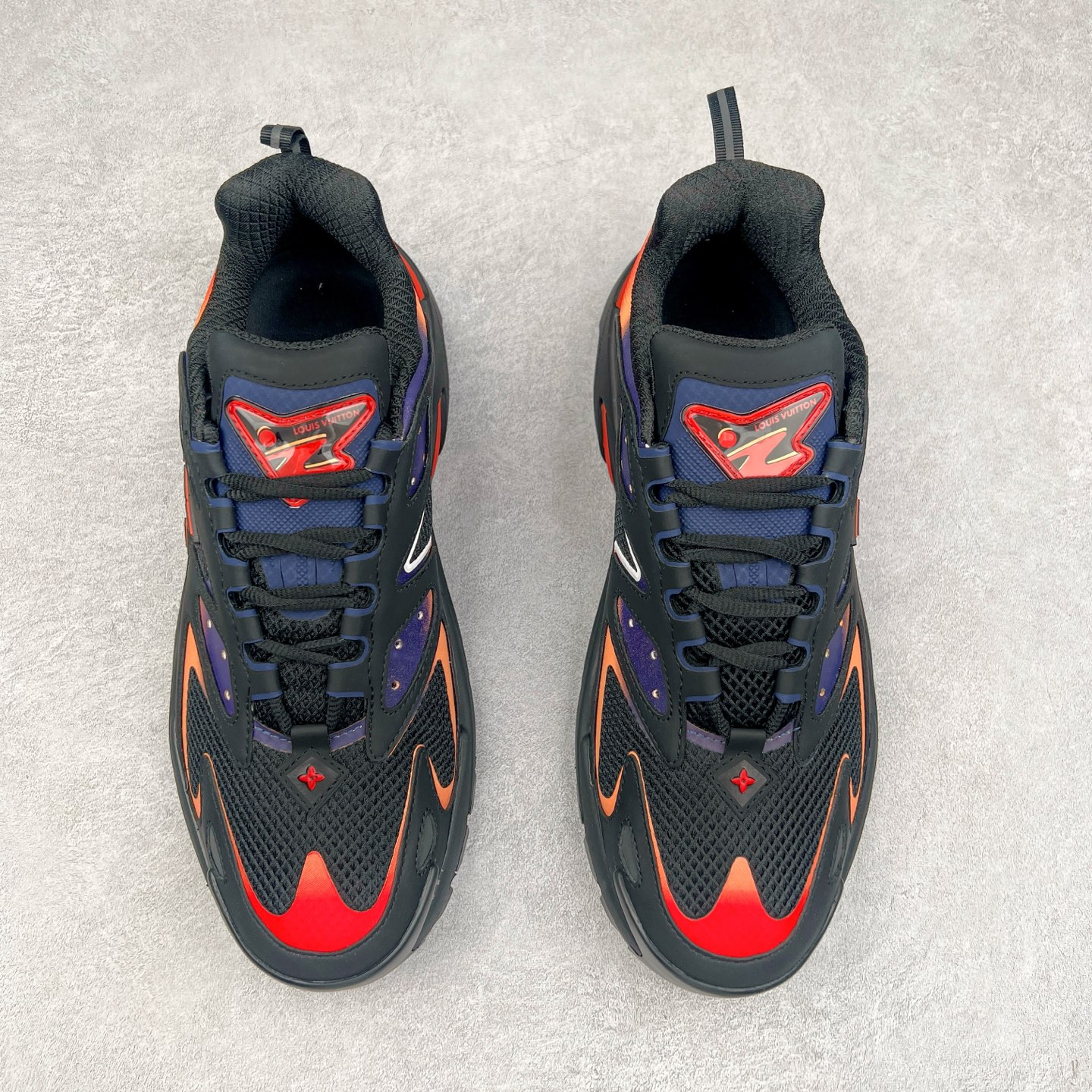 图片[2]-＃GD广顶 LV RUNNER TATIC 2023SS 系列运动鞋 老爹鞋继LV trainer滑板鞋火爆的同时 Virgil先生又一心血之作 Tatic有着一种神秘、变幻莫测的感觉 以复古跑鞋为灵感、又被加入了泰坦的未来元素 老爹鞋外观加 Damier格纹 Monogram 印花 双层鞋舌的设计 融合织布 漆皮等多元材质 此次拼接科技网格面料和牛皮革，呈现瞩目色彩渐变 LV 字母和反光 Monogram 花卉跃现一侧 vuitton 标识栖身外底 尺码：38-45-选品中心