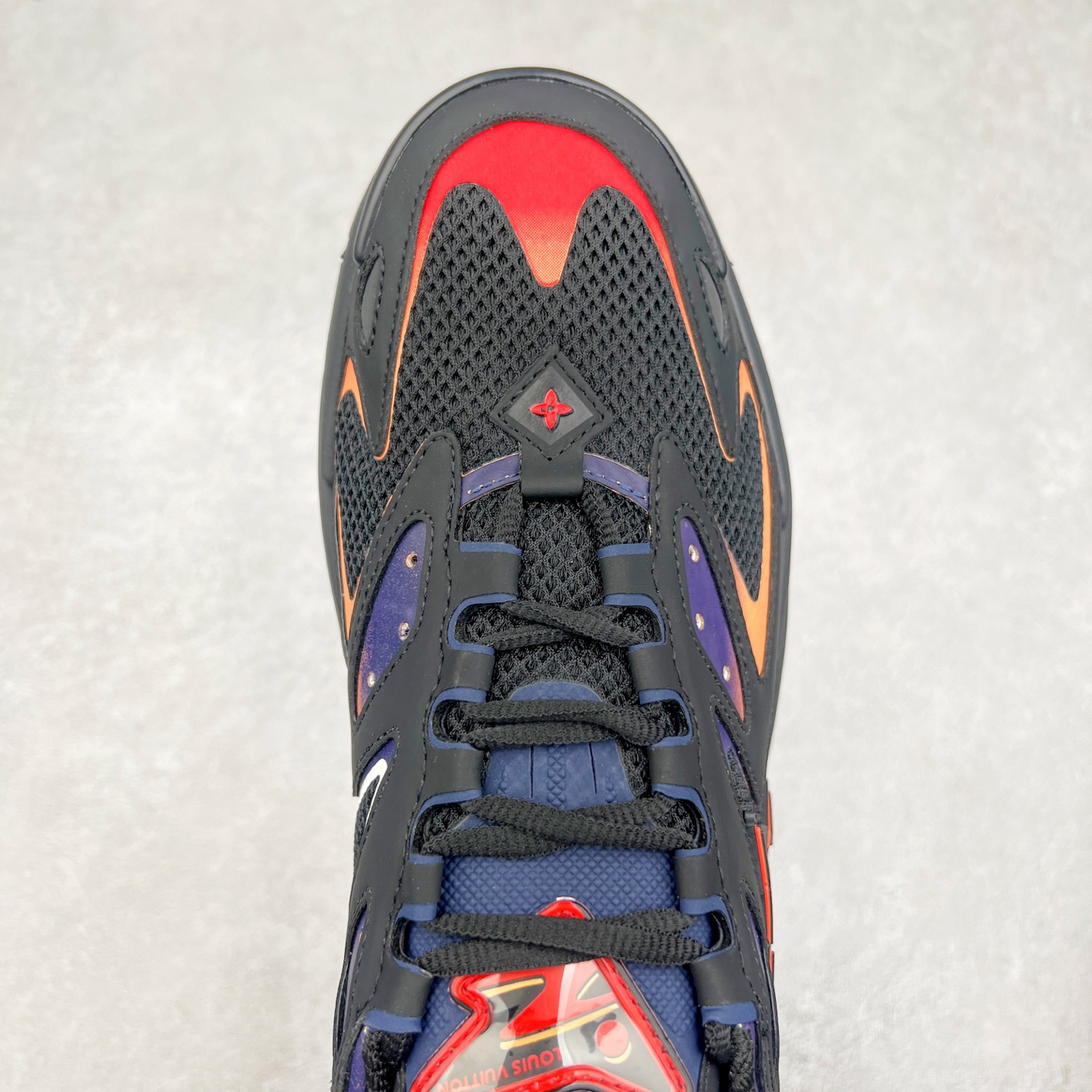 图片[4]-＃GD广顶 LV RUNNER TATIC 2023SS 系列运动鞋 老爹鞋继LV trainer滑板鞋火爆的同时 Virgil先生又一心血之作 Tatic有着一种神秘、变幻莫测的感觉 以复古跑鞋为灵感、又被加入了泰坦的未来元素 老爹鞋外观加 Damier格纹 Monogram 印花 双层鞋舌的设计 融合织布 漆皮等多元材质 此次拼接科技网格面料和牛皮革，呈现瞩目色彩渐变 LV 字母和反光 Monogram 花卉跃现一侧 vuitton 标识栖身外底 尺码：38-45-选品中心